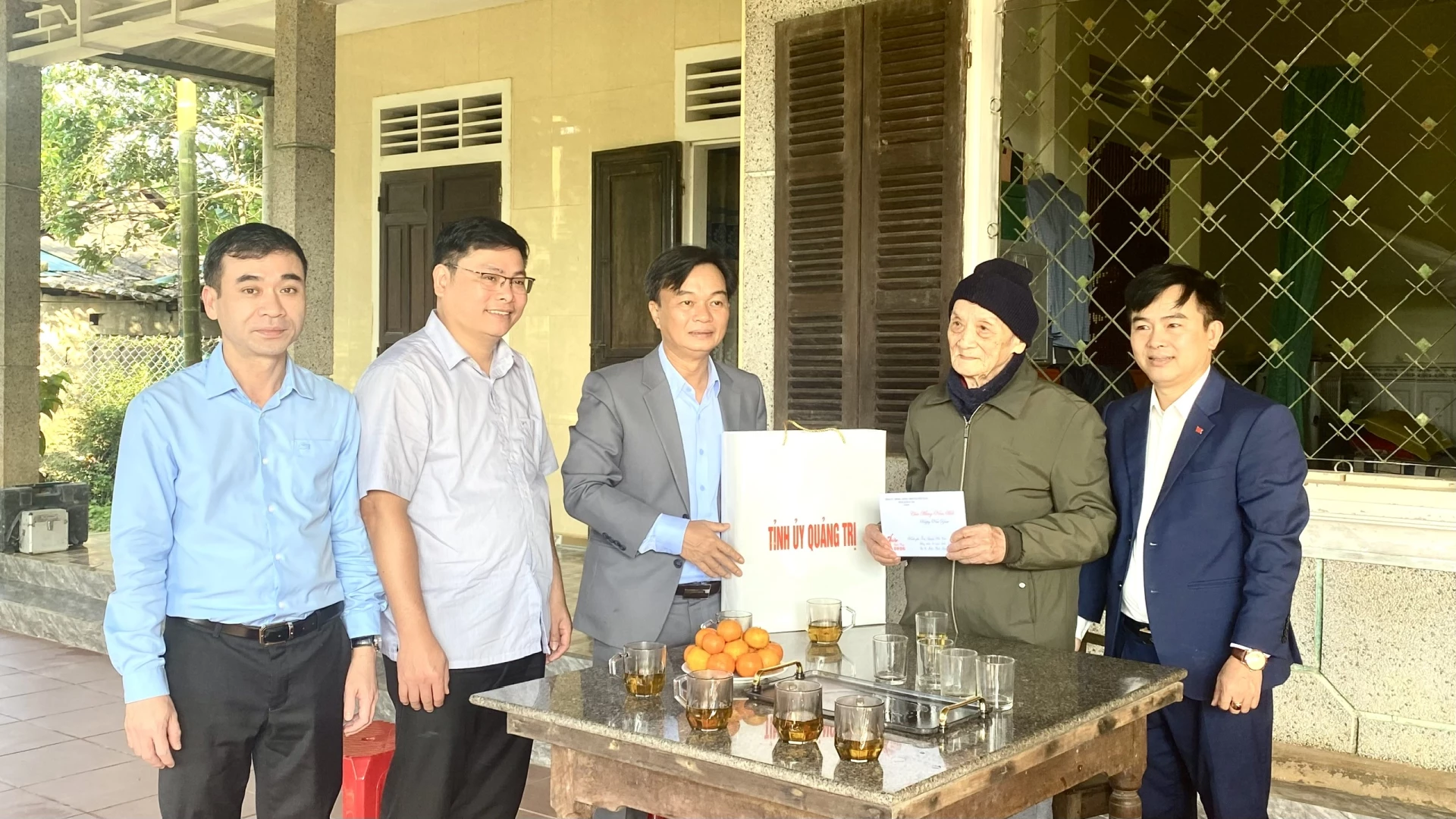 Đồng chí Nguyễn Chiến Thắng - Phó Bí thư Tỉnh ủy, Chủ tịch Ủy ban MTTQ Việt Nam tỉnh thăm và tặng quà Tết cho ông Nguyễn Hữu Tấn, Đảng viên 80 năm tuổi Đảng ở xã Vĩnh Linh - Ảnh: NL