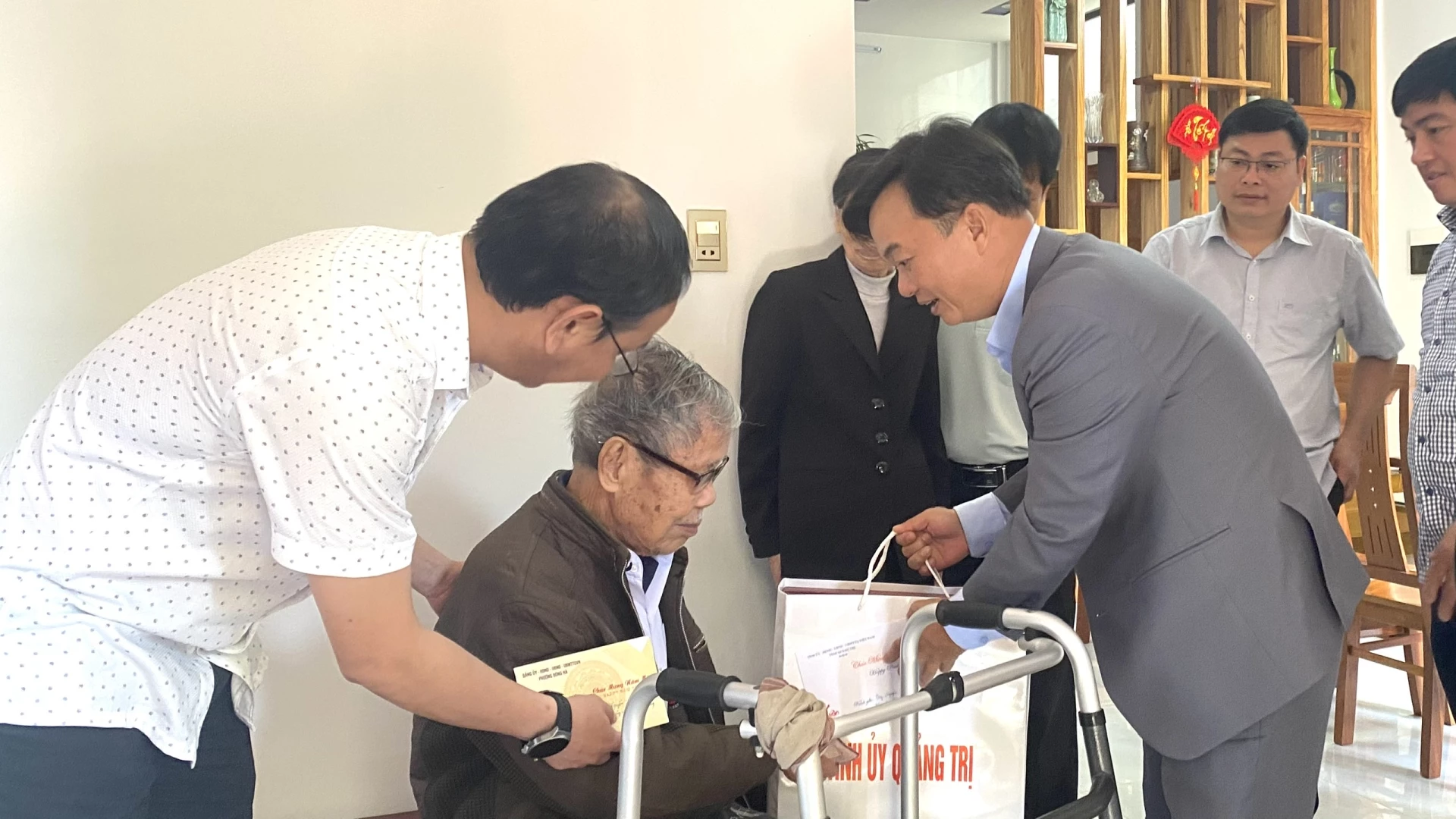 Đồng chí Nguyễn Chiến Thắng - Phó Bí thư Tỉnh ủy, Chủ tịch Ủy ban MTTQ Việt Nam tỉnh thăm và tặng quà Tết cho ông Nguyễn Ngọc Vân, Đảng viên 80 năm tuổi Đảng ở xã Vĩnh Linh - Ảnh: NL