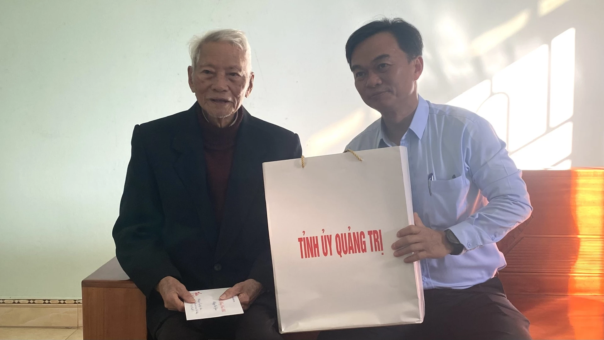 Đồng chí Nguyễn Chiến Thắng - Phó Bí thư Tỉnh ủy, Chủ tịch Ủy ban MTTQ Việt Nam tỉnh thăm và tặng quà Tết cho ông Nguyễn Ngọc Vân, Đảng viên 80 năm tuổi Đảng ở xã Vĩnh Linh - Ảnh: NL