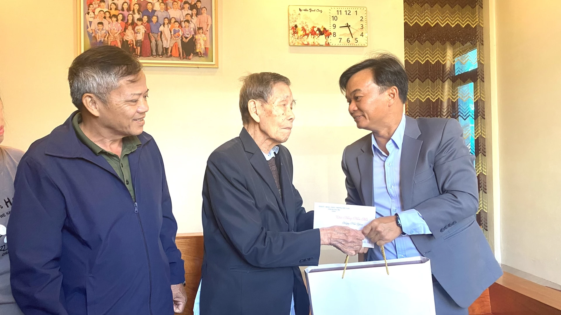 Đồng chí Nguyễn Chiến Thắng - Phó Bí thư Tỉnh ủy, Chủ tịch Ủy ban MTTQ Việt Nam tỉnh thăm và tặng quà Tết cho ông Nguyễn Ngọc Vân, Đảng viên 80 năm tuổi Đảng ở xã Vĩnh Linh - Ảnh: NL