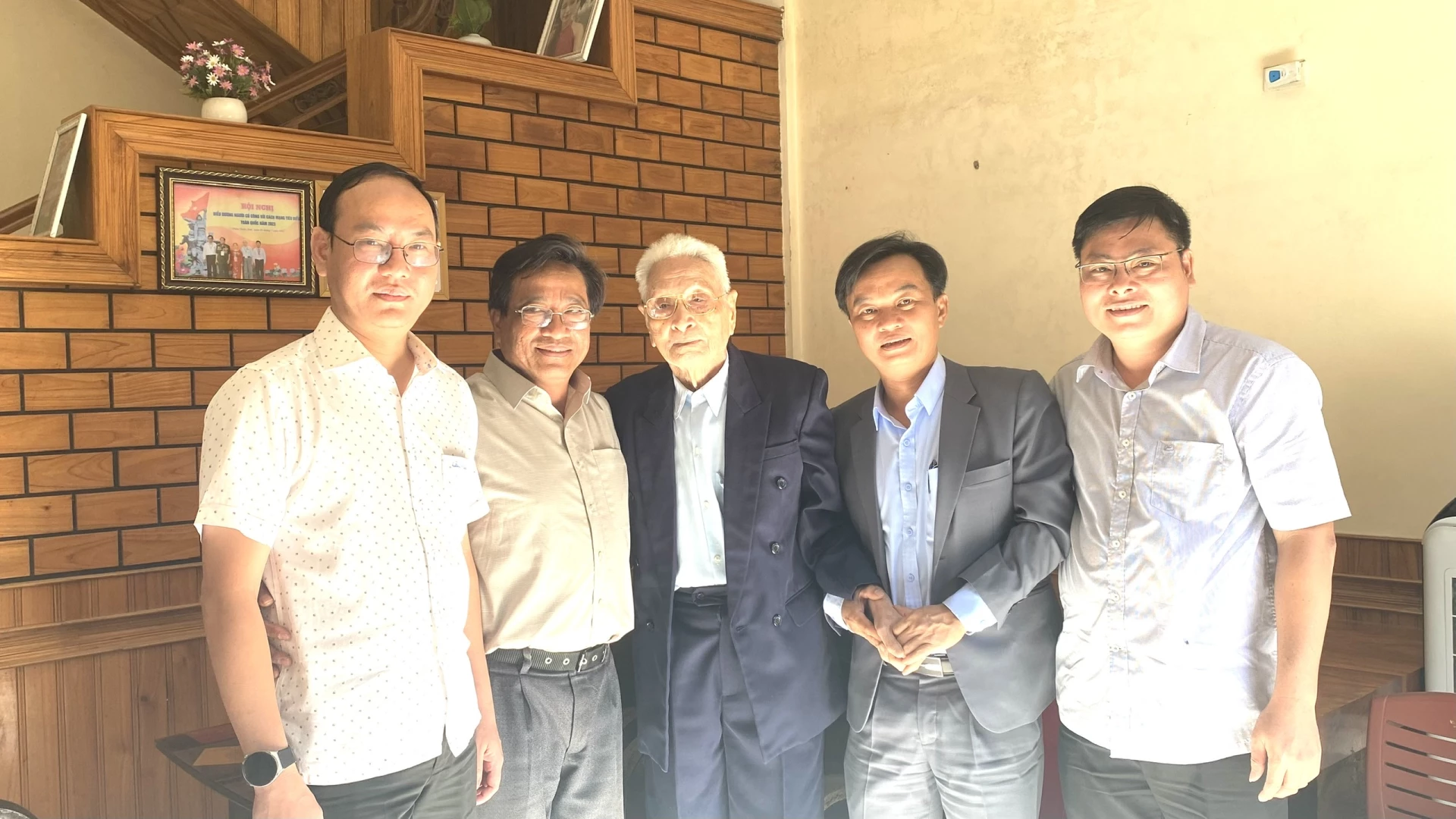 Đồng chí Nguyễn Chiến Thắng - Phó Bí thư Tỉnh ủy, Chủ tịch Ủy ban MTTQ Việt Nam tỉnh thăm và tặng quà Tết cho ông Nguyễn Ngọc Vân, Đảng viên 80 năm tuổi Đảng ở xã Vĩnh Linh - Ảnh: NL