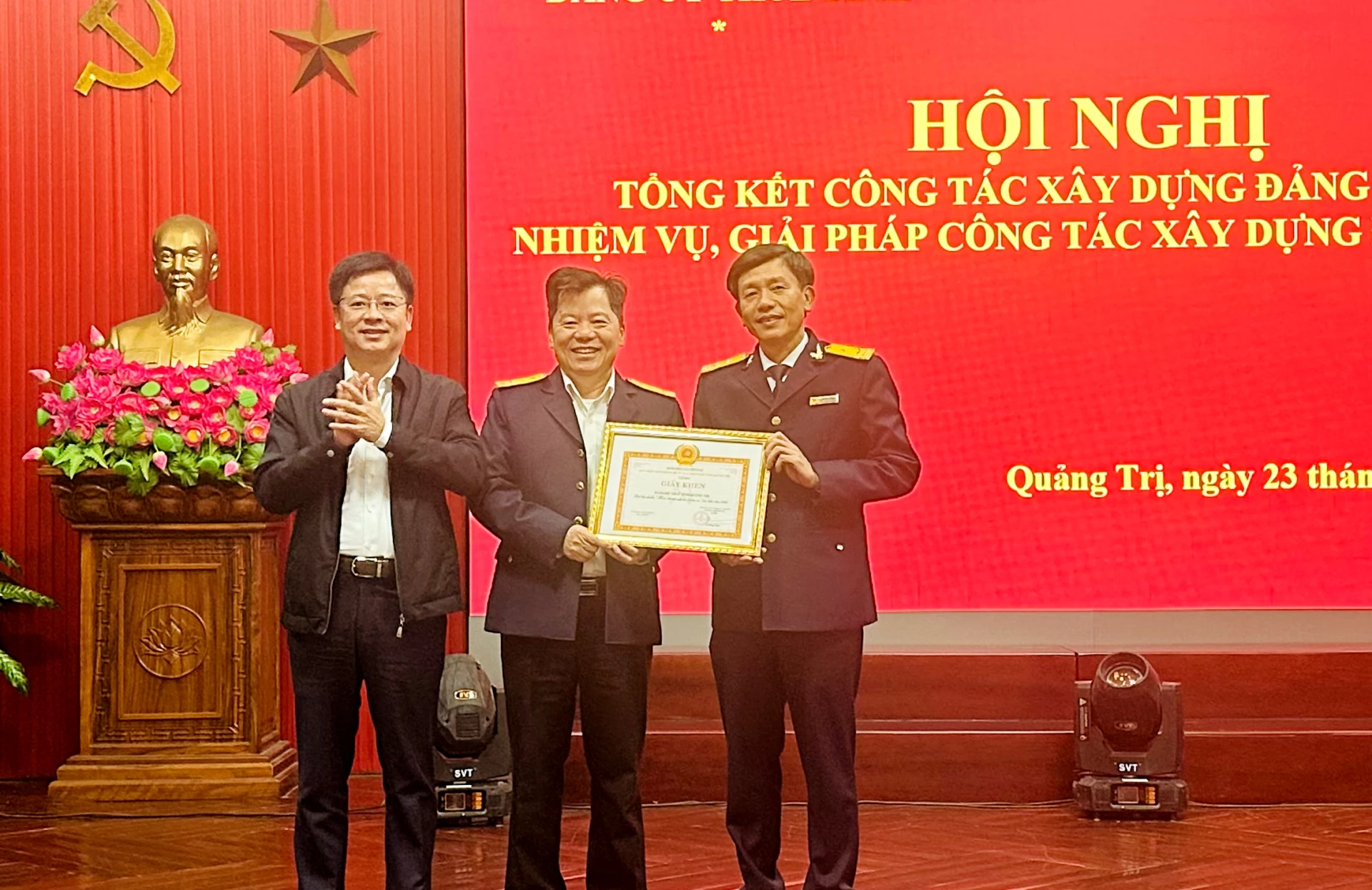 Ban Chấp hành Đảng bộ UBND tỉnh tặng giấy khen cho Đảng bộ Thuế tỉnh Quảng Trị - Ảnh: B.N