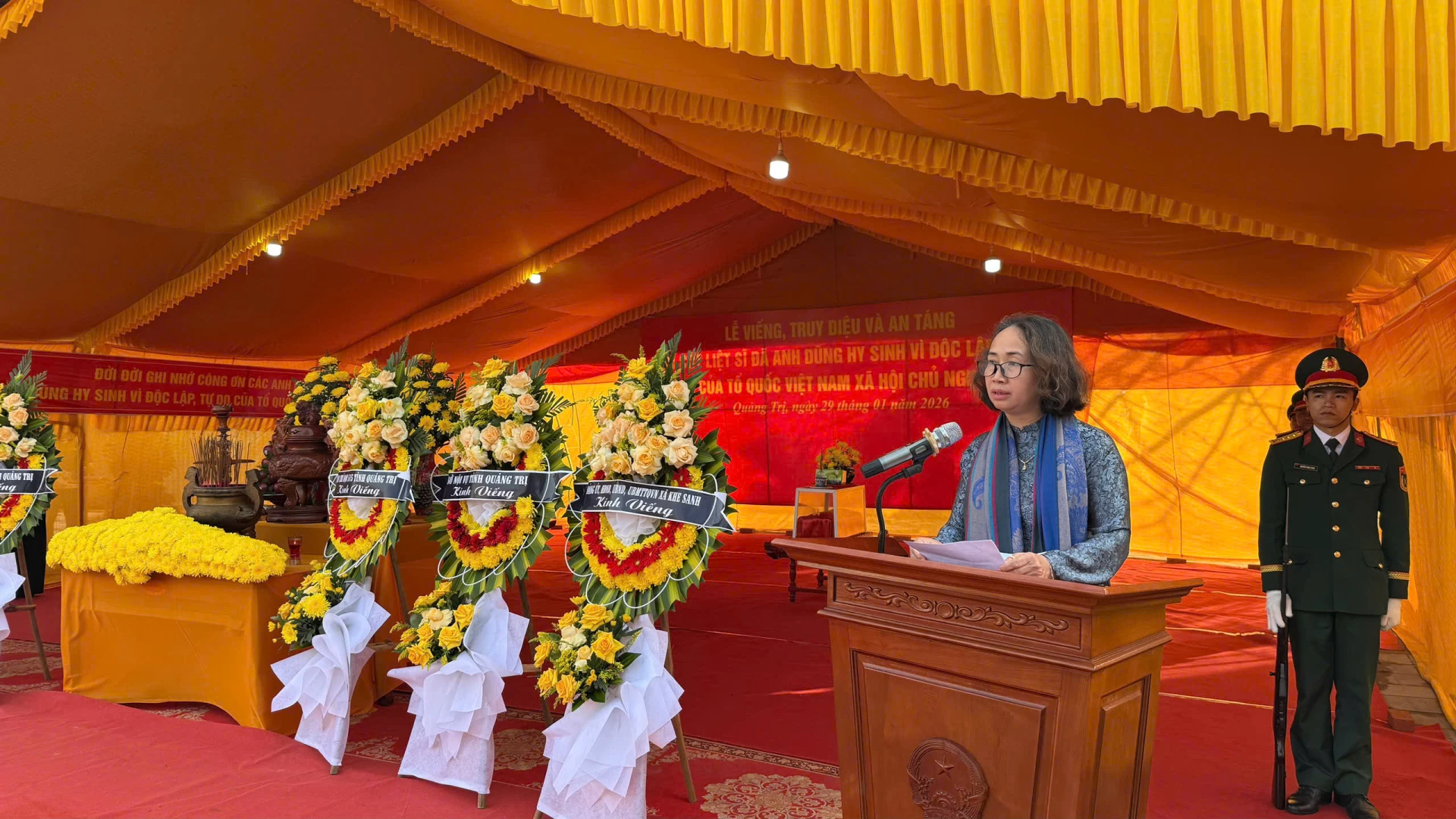 Lãnh đạo xã Khe Sanh trình bày điếu văn tại lễ truy điệu - Ảnh: Hoàng Hùng