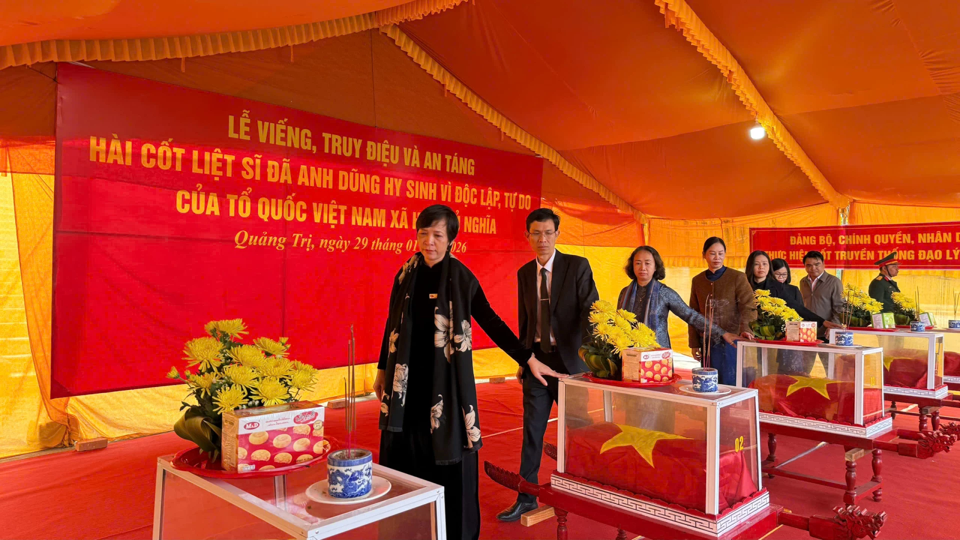 Các đại biểu bày tỏ lòng tưởng nhớ những người con ưu tú của dân tộc - Ảnh: Hoàng Hùng