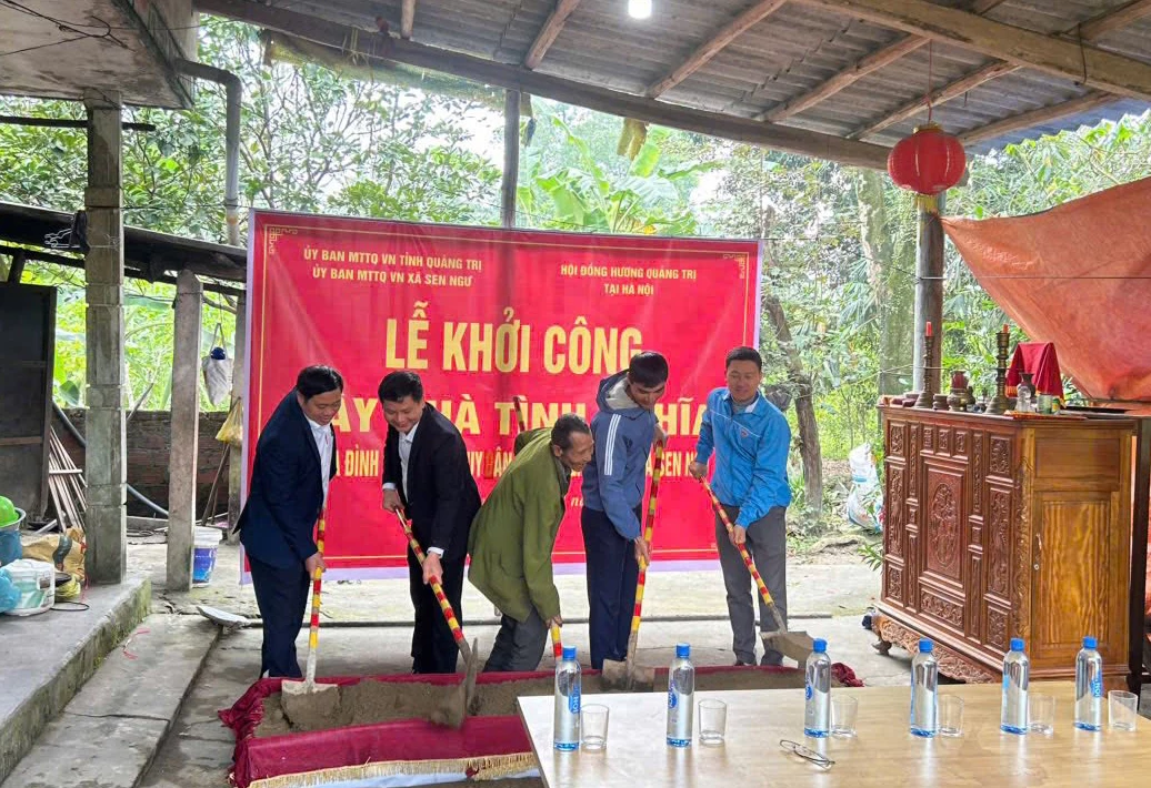 Khởi công xây dựng nhà tình nghĩa cho ông Đinh Duy Dân - Ảnh: N.H