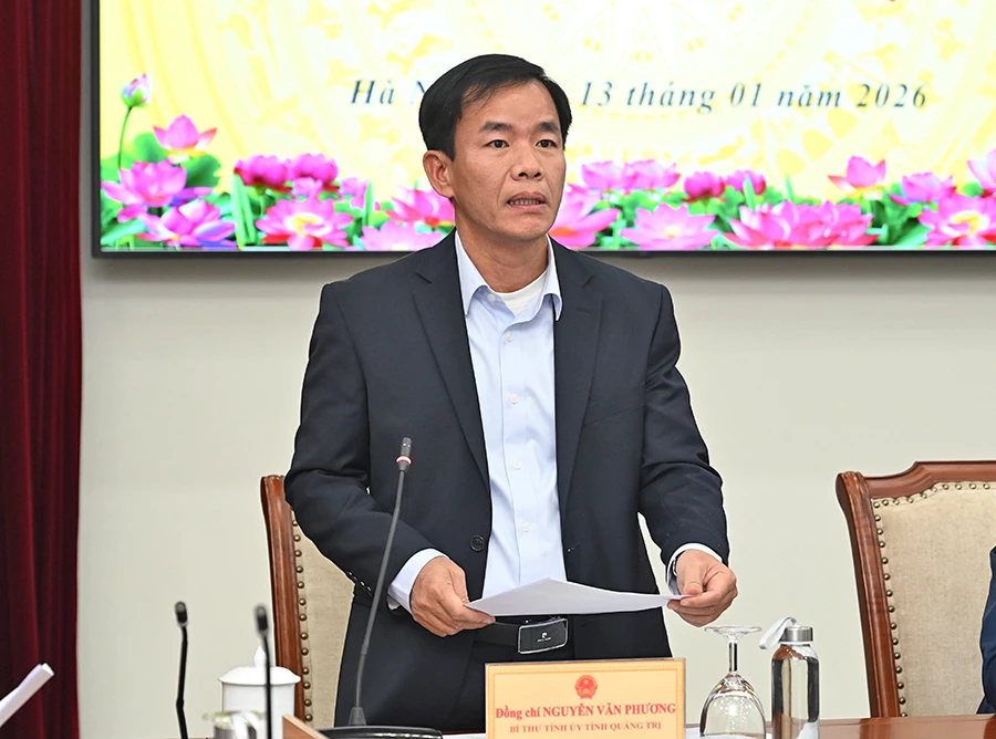Bí thư Tỉnh ủy Quảng Trị Nguyễn Văn Phương báo cáo kết quả phát triển kinh tế-xã hội tỉnh Quảng Trị năm 2025 tại buổi làm việc-Ảnh: TITC