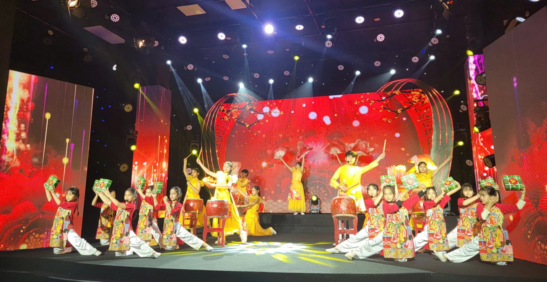 Những ca khúc mang âm hưởng mùa xuân mang đến cho khán giả nhiều cung bậc cảm xúc - Ảnh: P.V