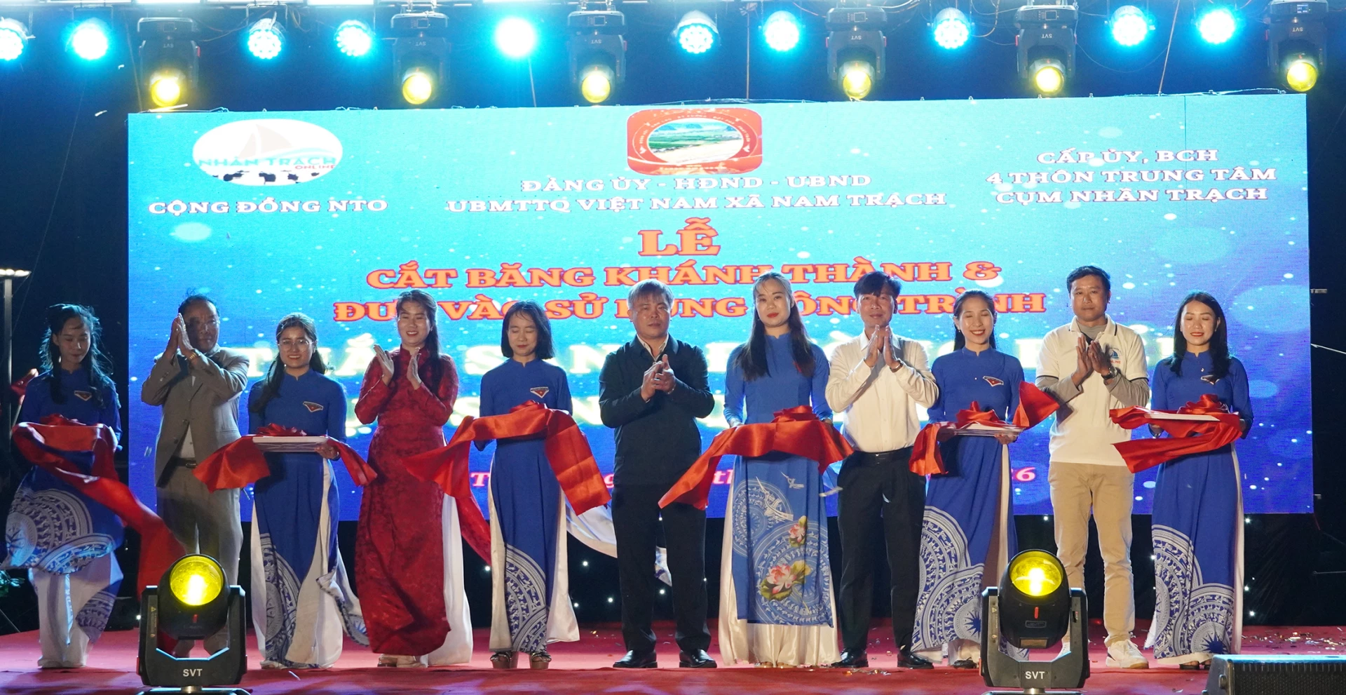 Đại diện lãnh đạo xã Nam Trạch, cộng đồng Nhân Trạch online cắt băng khánh thành công trình Thắp sáng đường biển - Rực sáng quê hương - Ảnh: C.N