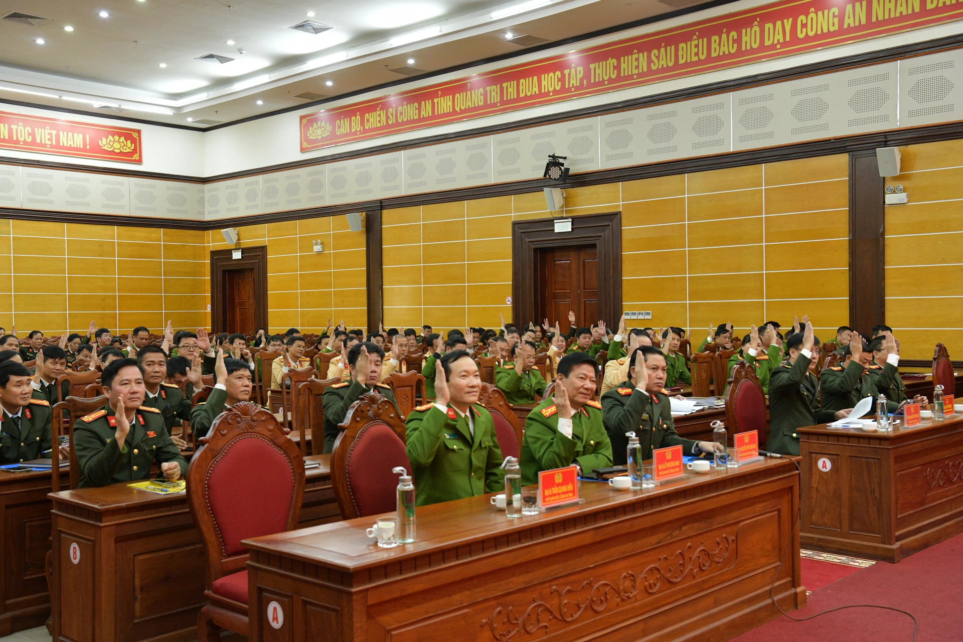 Biểu quyết danh sách dự kiến giới thiệu ứng cử đại biểu Quốc hội khóa XVI, đại biểu HĐND tỉnh nhiệm kỳ 2026-2031