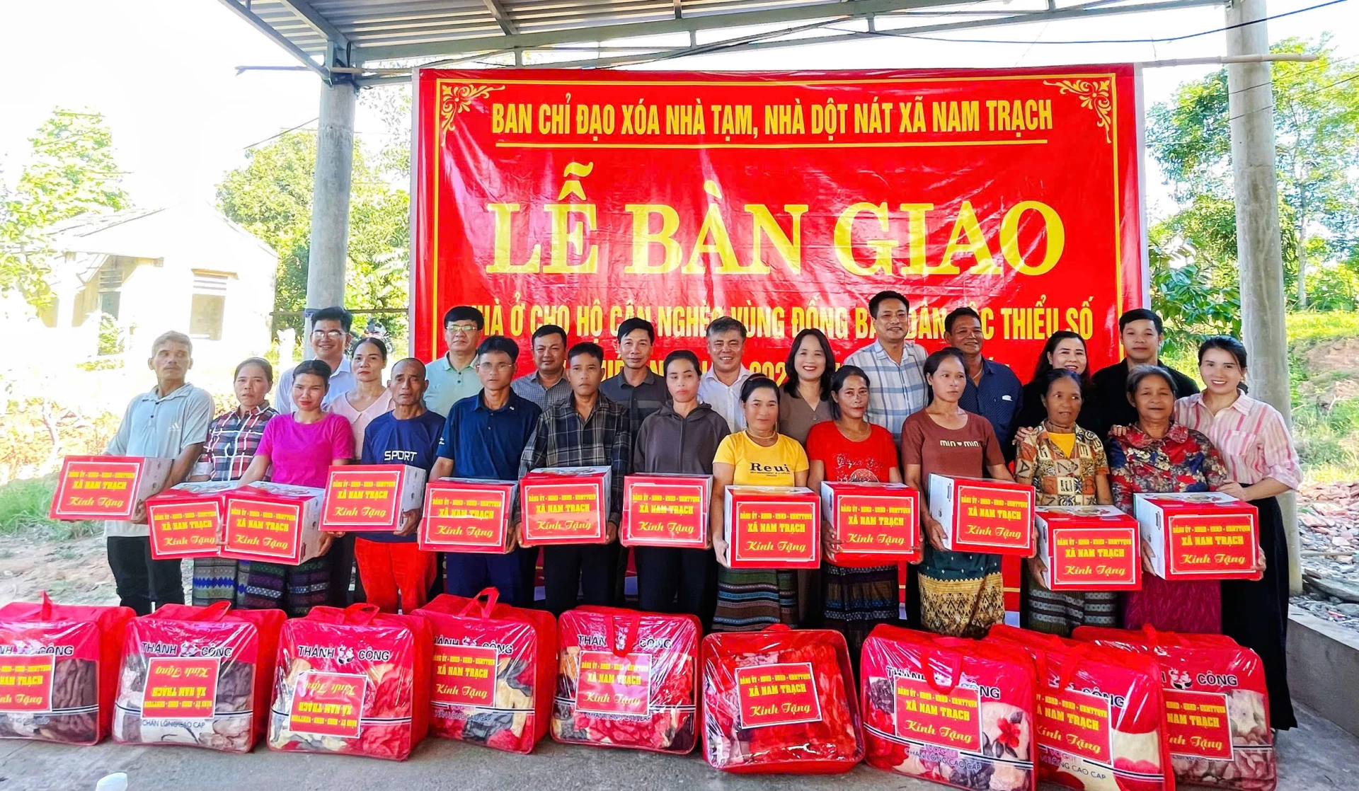 Chương trình xóa nhà tạm, nhà dột nát góp phần cải thiện đời sống người dân bản Khe Ngát-Ảnh: L.M 