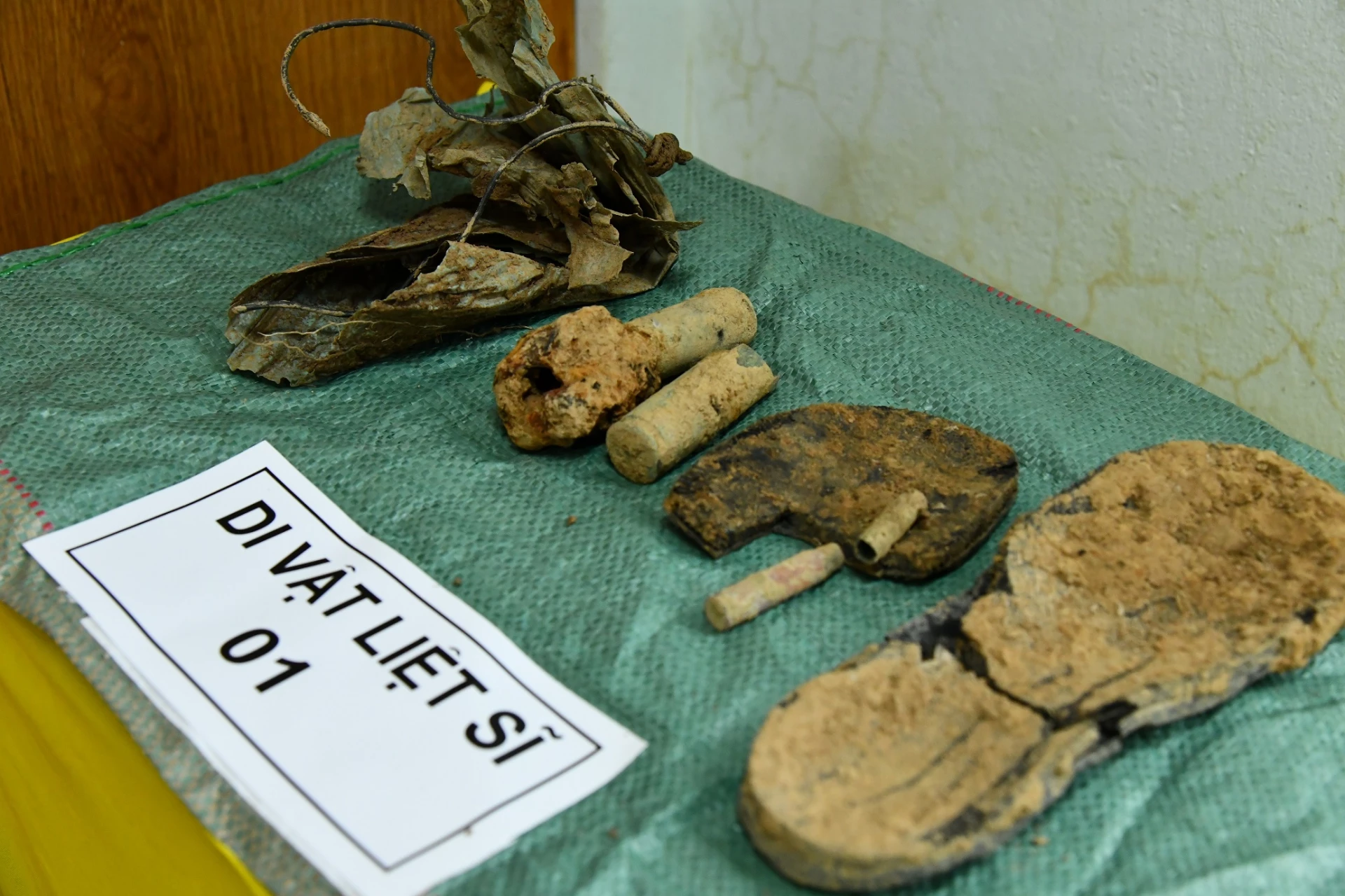 Di vật được tìm thấy cùng với hài cốt liệt sĩ.