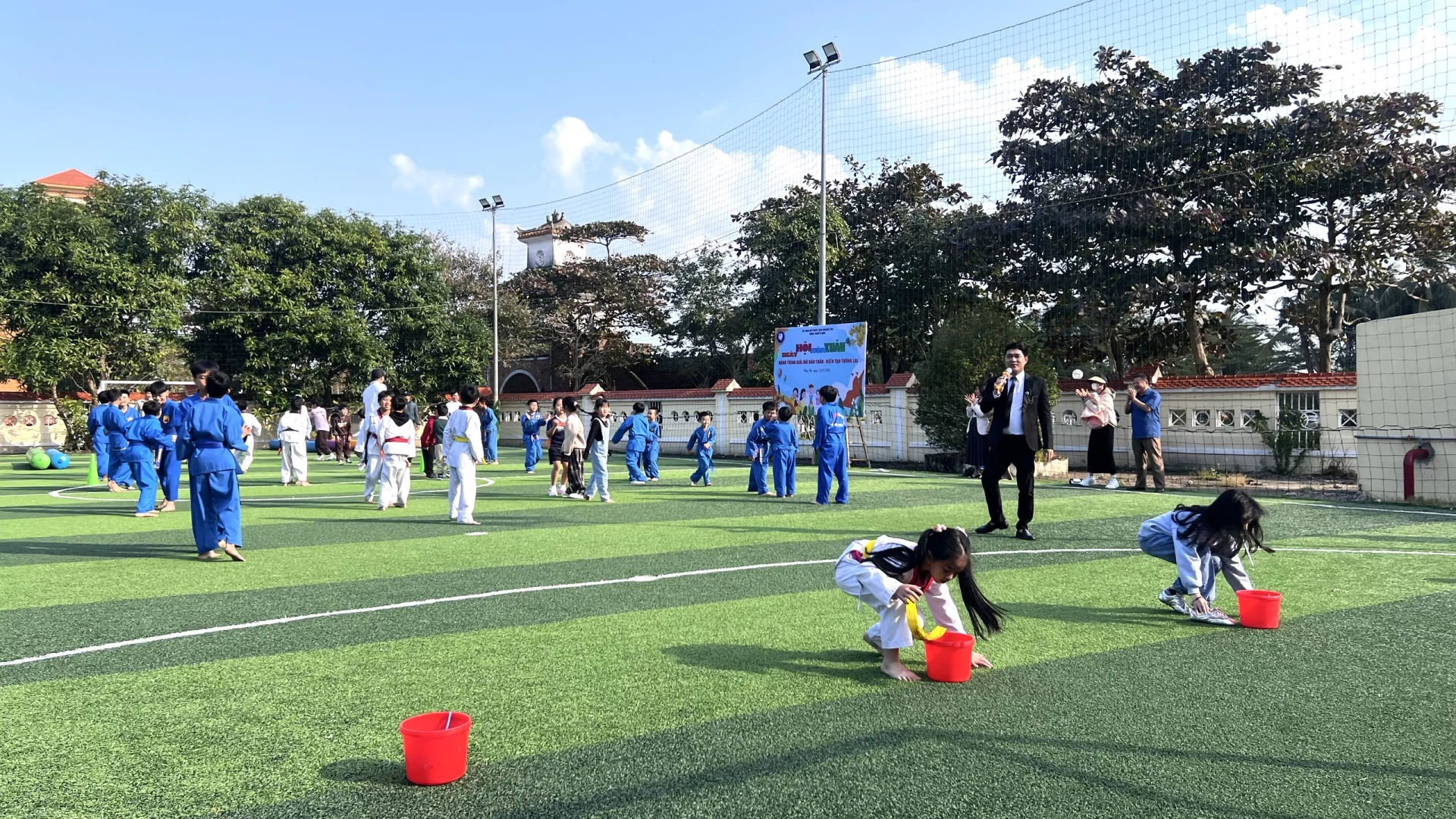 Các hoạt động ngoài trời sôi nổi giúp các em học sinh rèn luyện kỹ năng làm việc nhóm và giao tiếp - Ảnh: H.T