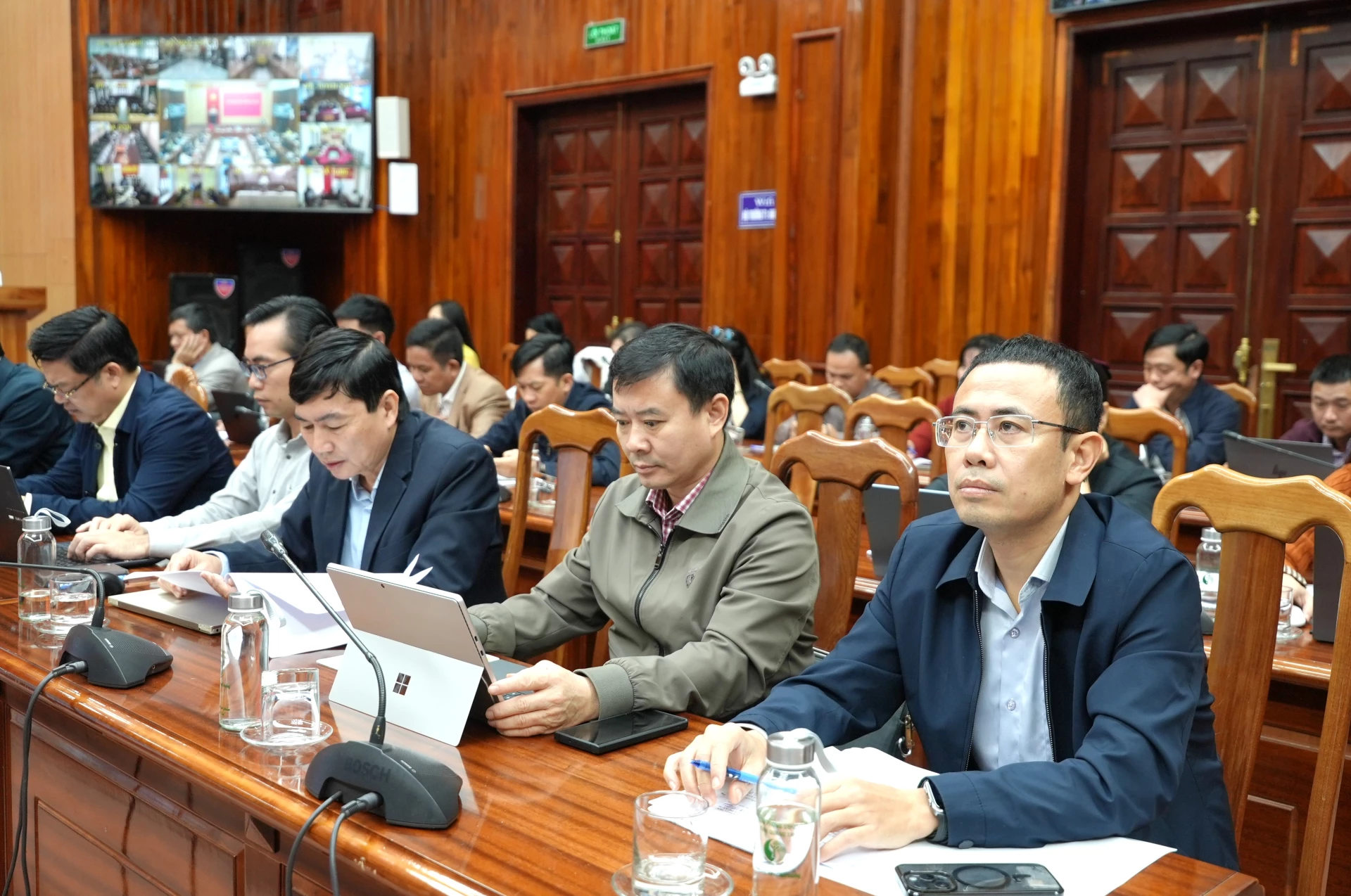 Các đại biểu dự phiên họp tại điểm cầu UBND tỉnh - Ảnh: Trung Đức