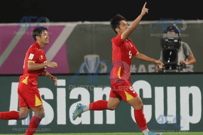 Tiền đạo Quốc Việt (số 9) ăn mừng sau khi ghi bàn mở tỷ số cho U23 Việt Nam. (Ảnh: afc)