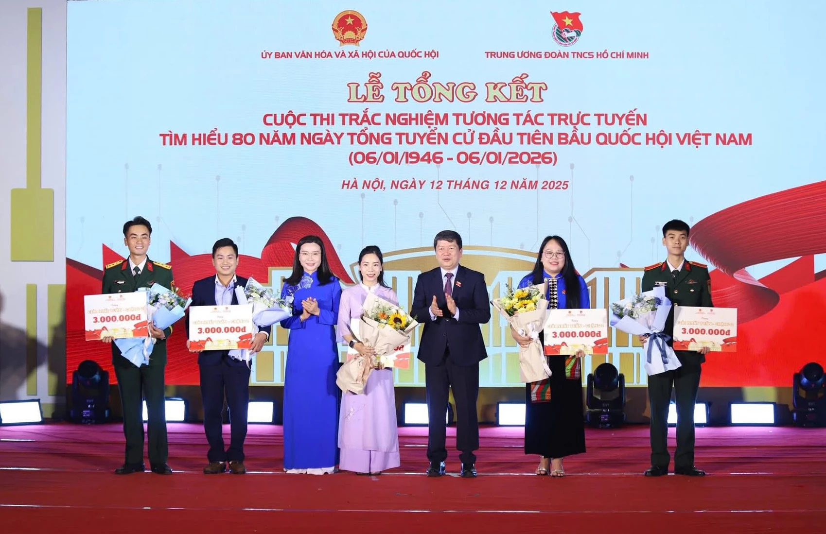 Đoàn viên Đặng Thị Trang (thứ 4, từ trái sang), Chi đoàn Trường THCS Quảng Thọ, phường Bắc Gianh đạt giải nhất tuần 6 Cuộc thi “Tìm hiểu 80 năm Ngày Tổng tuyển cử đầu tiên bầu Quốc hội Việt Nam” - Ảnh: T.L