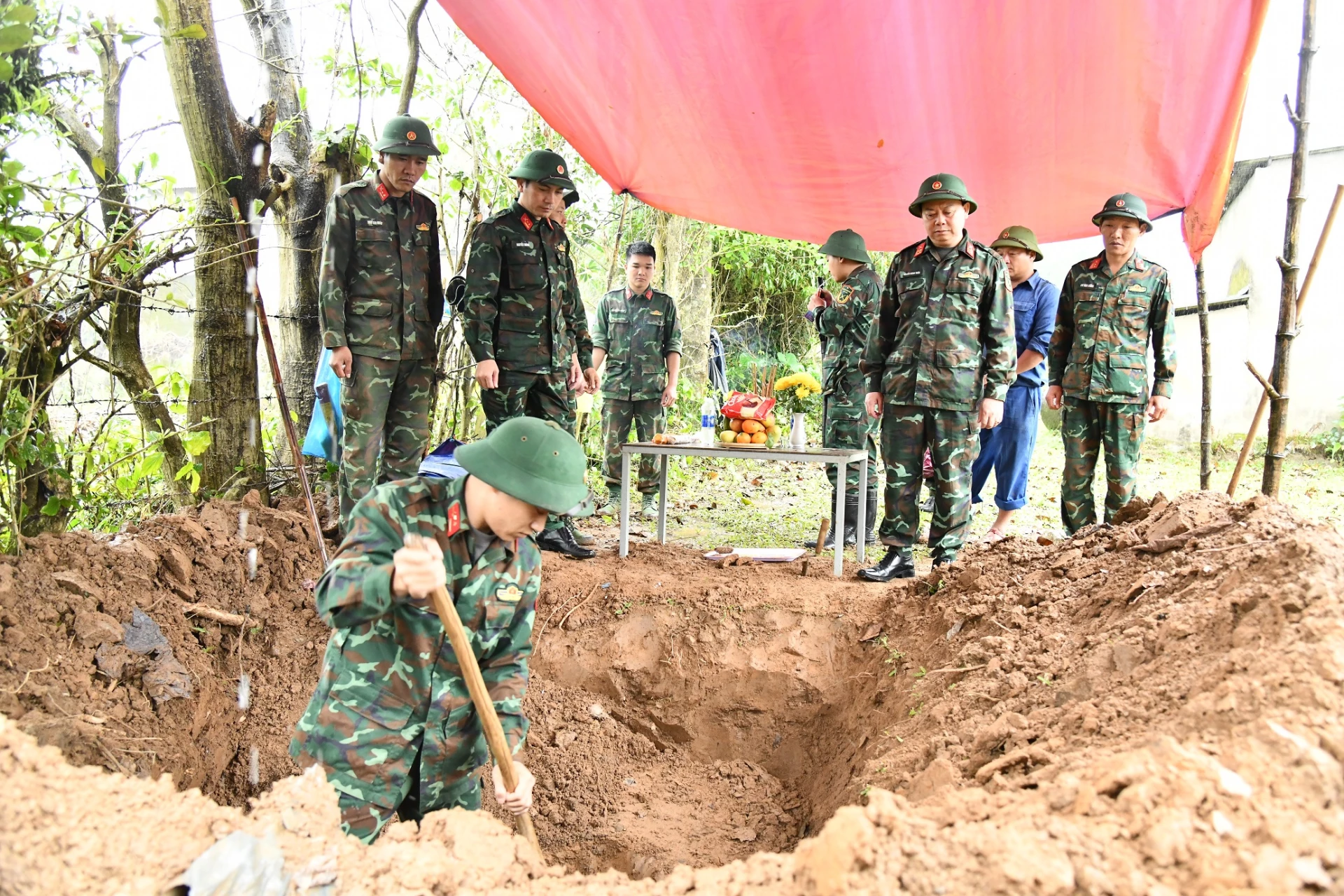 Sư đoàn 968 chỉ đạo Đội tìm kiếm, quy tập hài cốt liệt sĩ tiếp tục mở rộng phạm vi tìm kiếm.