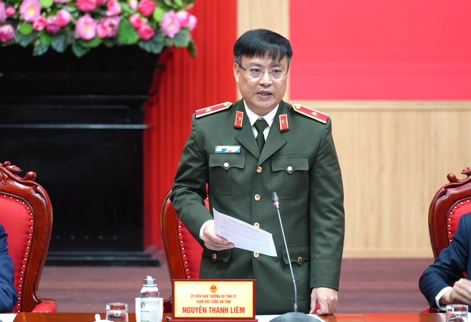 Thiếu tướng Nguyễn Thanh Liêm, Giám đốc Công an tỉnh phát biểu tại phiên họp về các nội dung liên quan đến Đề án 06 - Ảnh: Trung Đức