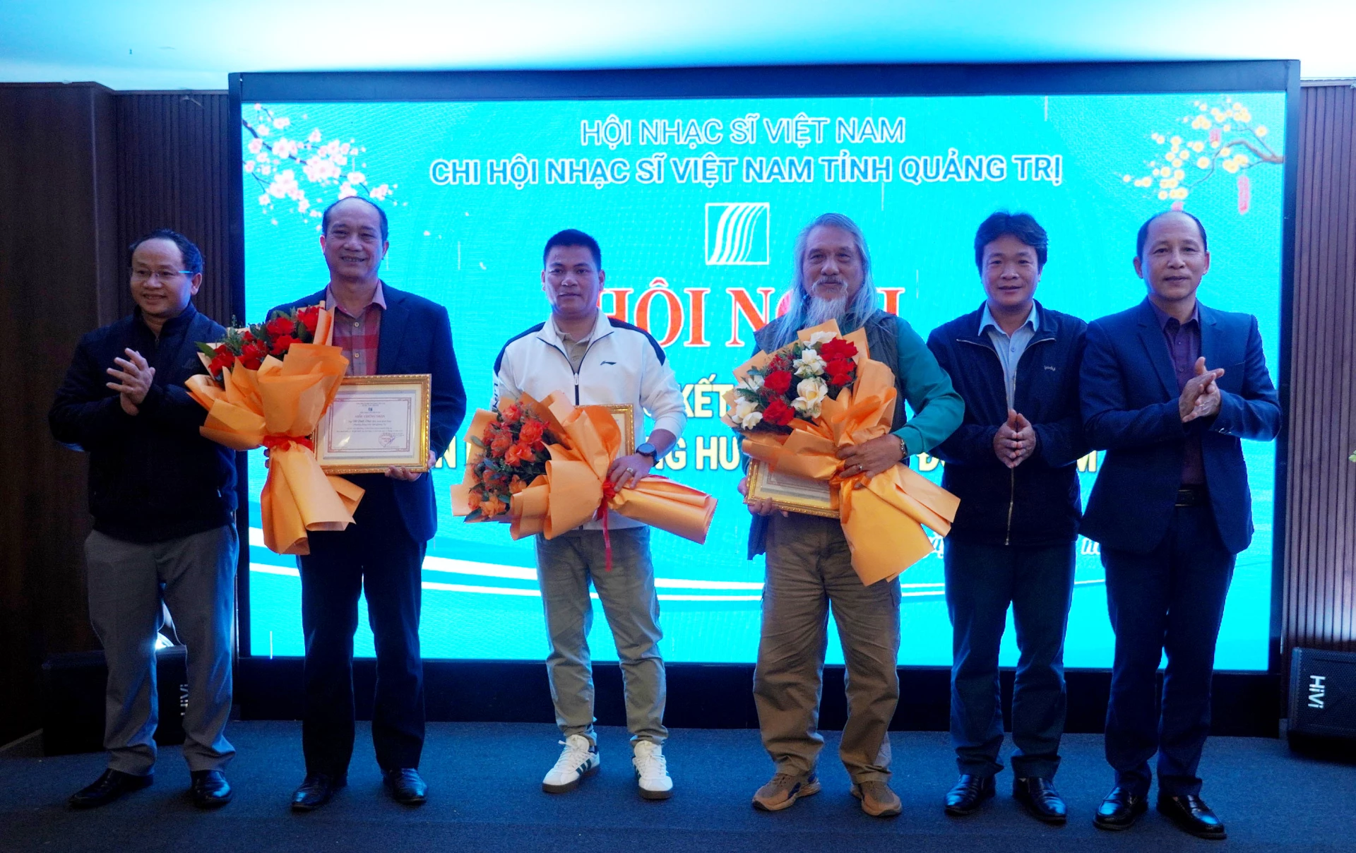 Chi hội Nhạc sĩ Việt Nam tỉnh trao giấy chứng nhận hội viên mới của Hội Nhạc sĩ Việt Nam cho các hội viên - Ảnh: Nh.V