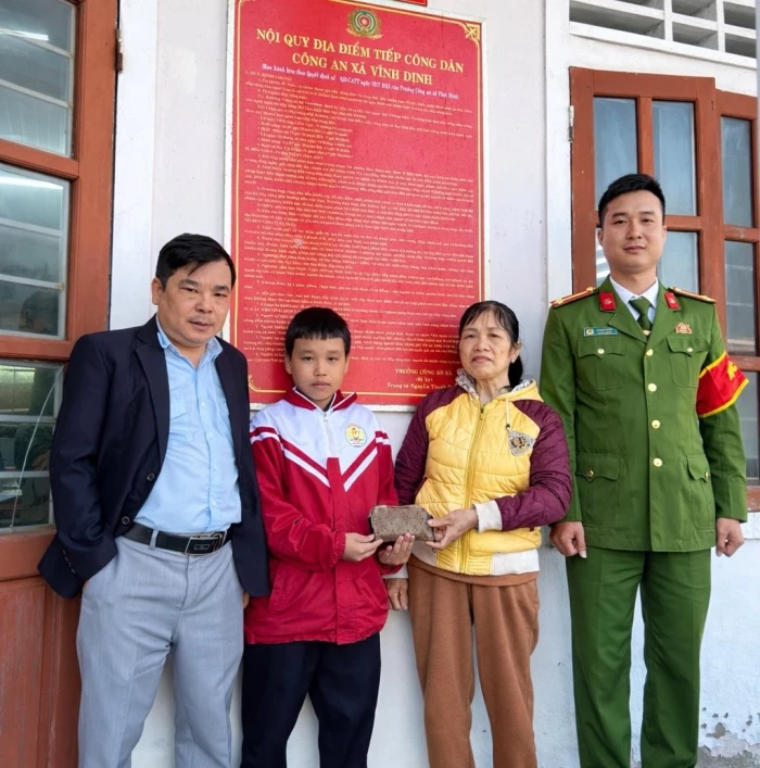 3 học sinh ở xã Vĩnh Định trả lại tài sản nhặt được cho người phụ nữ hoàn cảnh khó khăn
