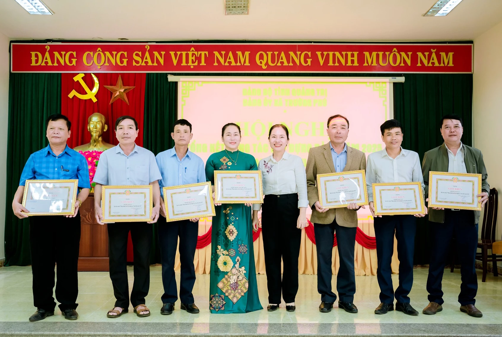 Khen thưởng 7 tổ chức đảng hoàn thành xuất sắc nhiệm vụ tiêu biểu năm 2025 - Ảnh: N.H