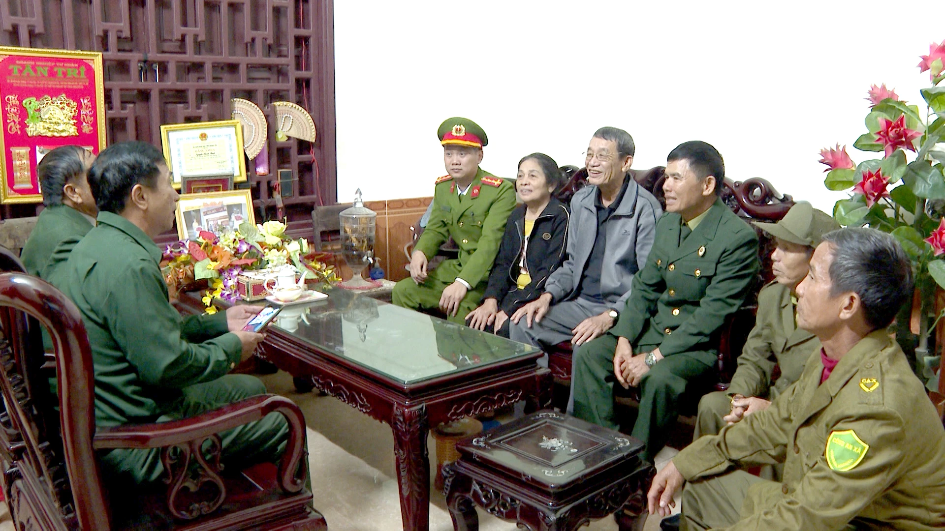 Hội Cựu chiến binh xã Bắc Trạch phối hợp tuyên truyền Nhân dân thực hiện tốt chủ trương, đường lối của Đảng, chính sách, pháp luật của Nhà nước và quy định của địa phương - Ảnh: T.L