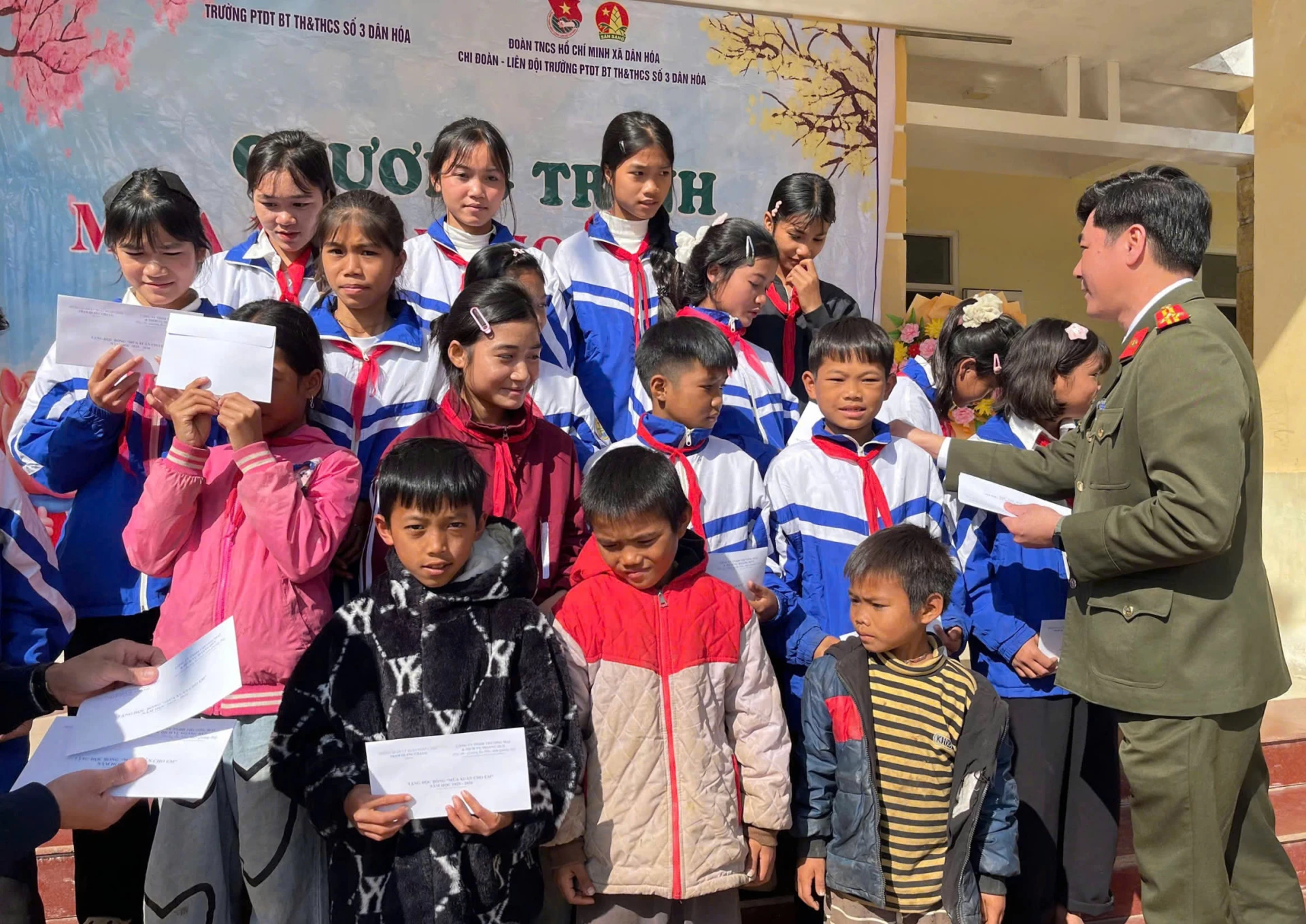 Trạm Quản lý xuất nhập cảnh Cha Lo trao tặng học bổng cho các em học sinh.