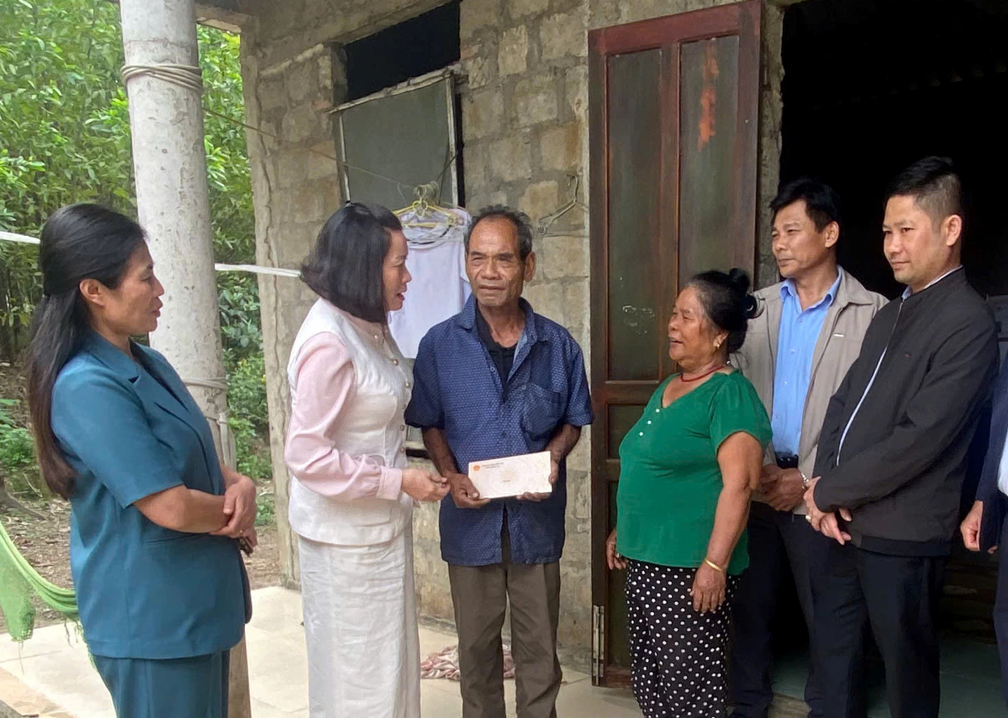 Đoàn ĐBQH thăm Tết gia đình có hoàn cảnh khó khăn tại xã Bến Quan - Ảnh: Minh Trí