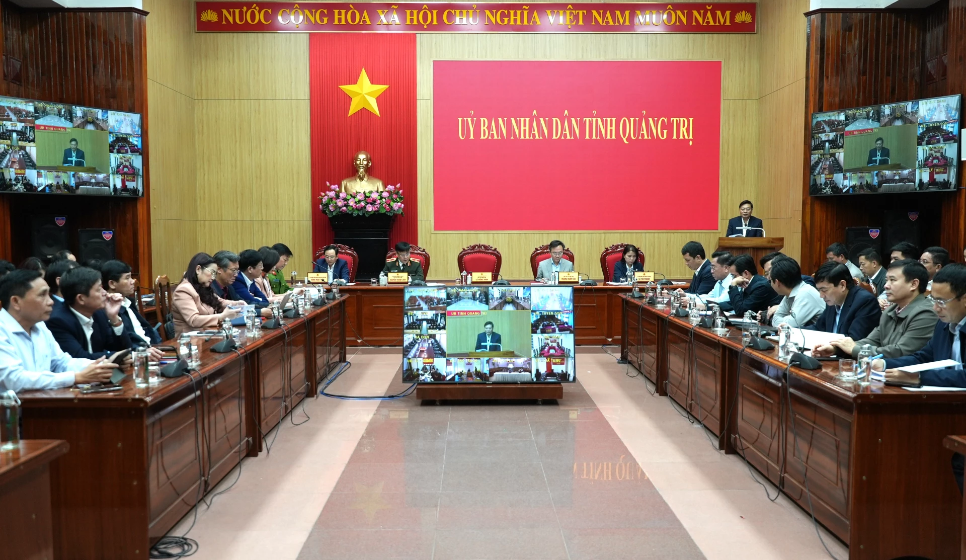 Quang cảnh phiên họp tại điểm cầu UBND tỉnh - Ảnh: Trung Đức