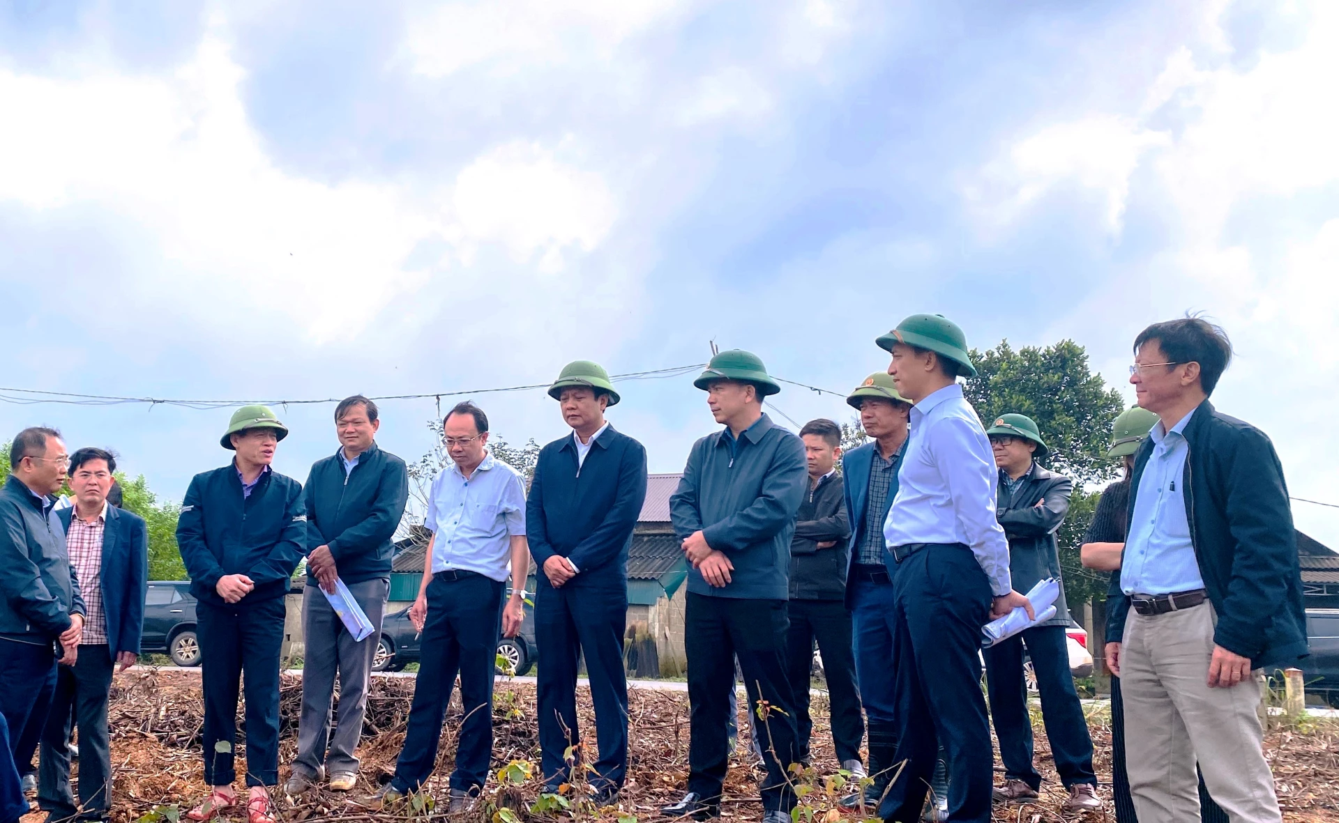 Đồng chí Phó Chủ tịch UBND tỉnh Lê Văn Bảo và đoàn công tác kiểm tra thực địa tại địa điểm dự kiến xây dựng đập dâng Bến Than - Ảnh: Đ.V