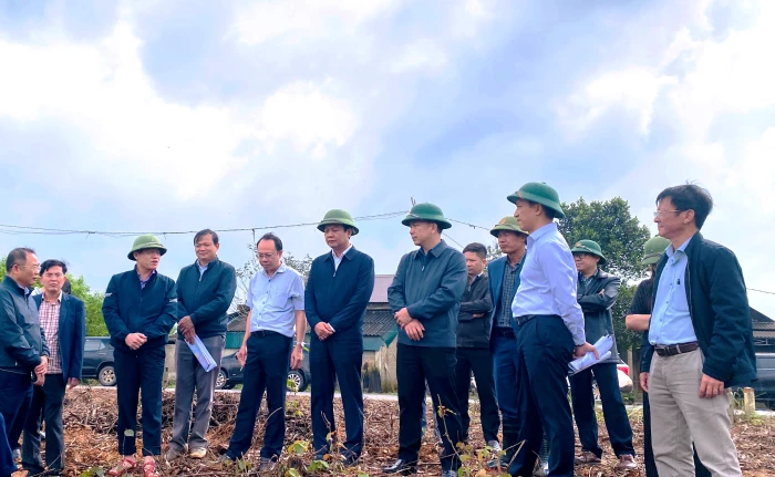 Đồng chí Phó Chủ tịch UBND tỉnh Lê Văn Bảo kiểm tra dự án cụm công trình Khe Mước-Bến Than