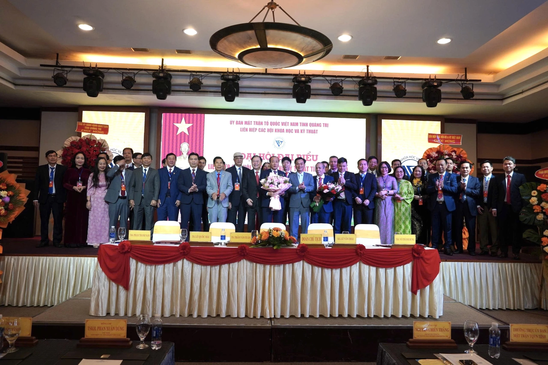 Tặng hoa chúc mừng Ban Chấp hành Liên hiệp các Hội Khoa học và Kỹ thuật tỉnh Quảng Trị khóa I, nhiệm kỳ 2025 -2030 - Ảnh: NL