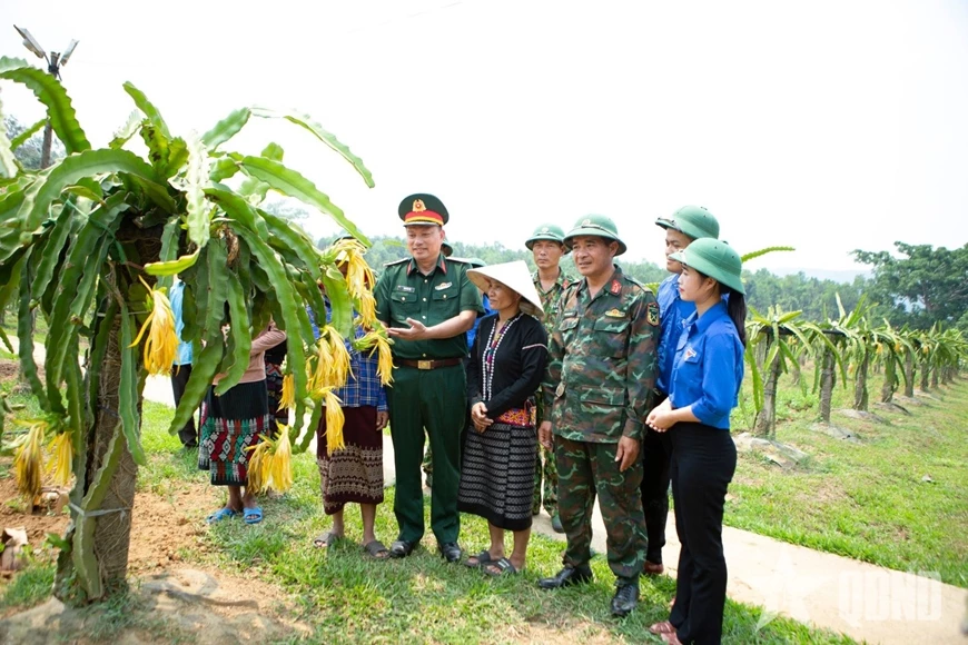 Cán bộ Đoàn Kinh tế-Quốc phòng 337 trao đổi kinh nghiệm xây dựng mô hình hỗ trợ đồng bào Vân Kiều phát triển kinh tế, xóa đói, giảm nghèo.