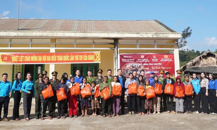 Lan tỏa hình ảnh người chiến sĩ Công an Xuất nhập cảnh gần dân, vì Nhân dân phục vụ