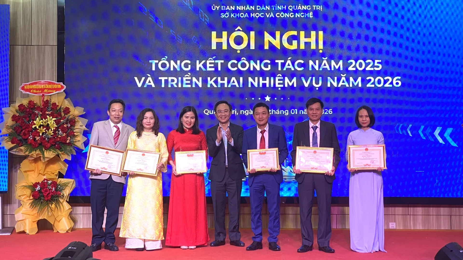 Phó Chủ tịch UBND tỉnh Hoàng Xuân Tân trao tặng danh hiệu Tập thể lao động xuất sắc và Bằng khen của Chủ tịch UBND tỉnh cho các tập thể và cá nhân - Ảnh: NL