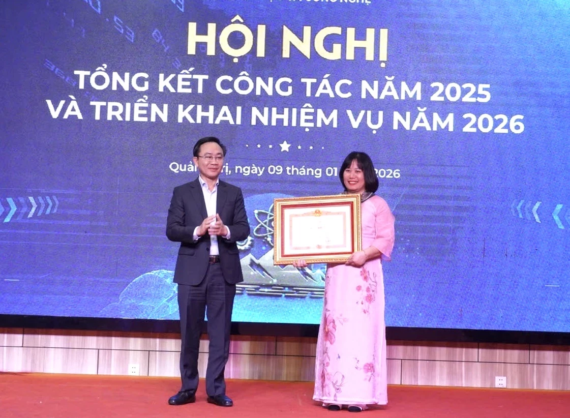 Phó Chủ tịch UBND tỉnh Hoàng Xuân Tân trao tặng Bằng khen của Thủ tướng Chính phủ cho 1 cá nhân - Ảnh: NL