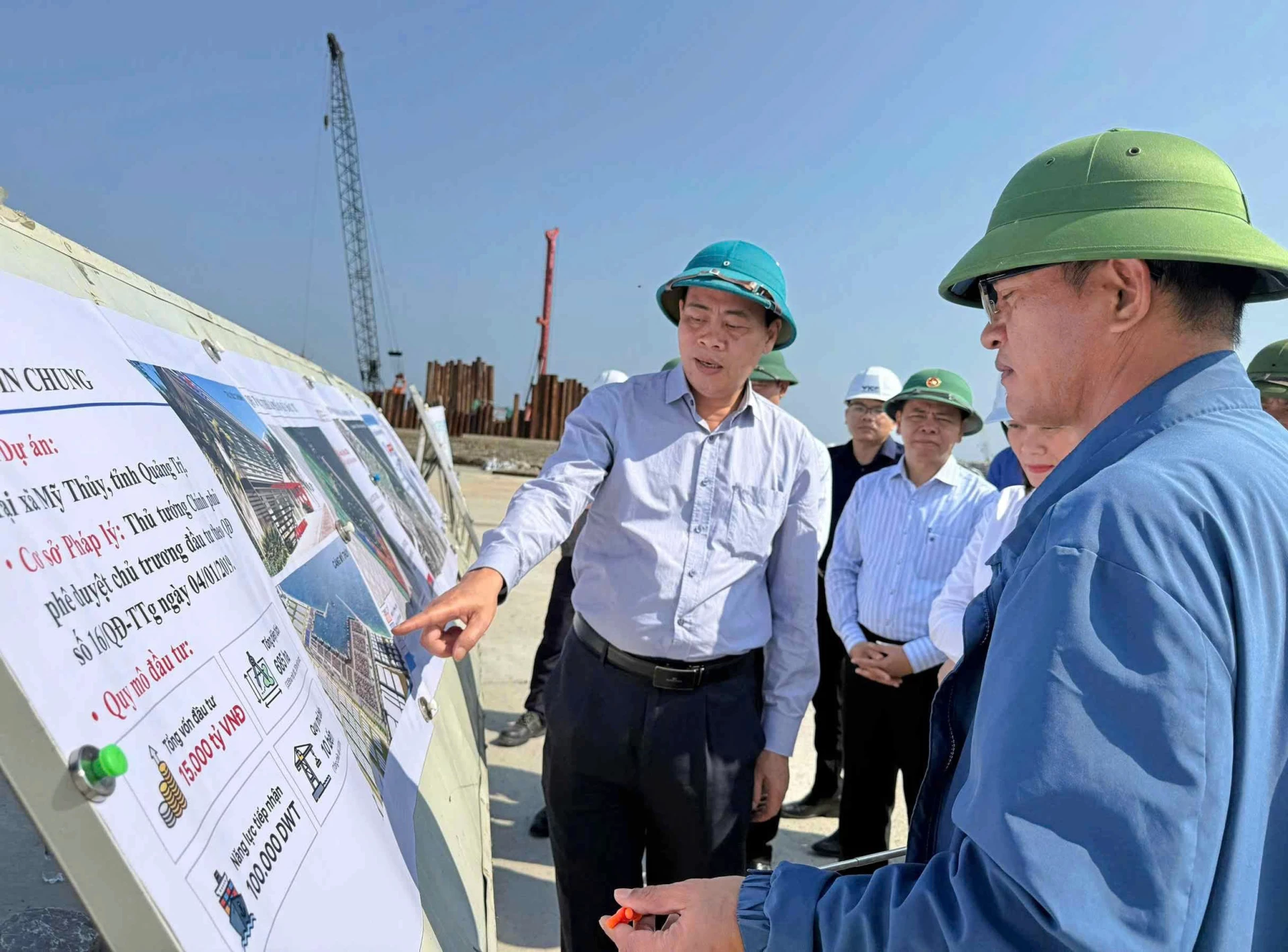 Đồng chí Nguyễn Đăng Quang, Phó Bí thư Tỉnh ủy, Chủ tịch HĐND tỉnh kiểm tra tiến độ thi công dự án Khu bến cảng Mỹ Thủy - Ảnh: Mỹ Nhị 