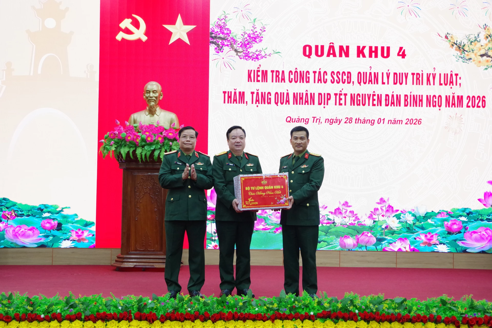 Đoàn công tác Quân khu 4 do đồng chí Thiếu tướng Ngô Nam Cường, Phó Tư lệnh Quân khu làm trưởng đoàn chúc Tết và tặng quà cho Bộ CHQS tỉnh.