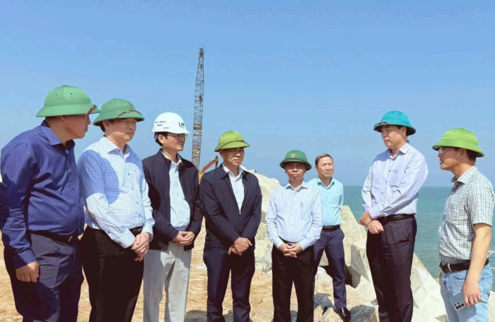 Đồng chí Nguyễn Đăng Quang, Phó Bí thư Tỉnh ủy, Chủ tịch HĐND tỉnh kiểm tra tiến độ Dự án Khu bến cảng Mỹ Thủy