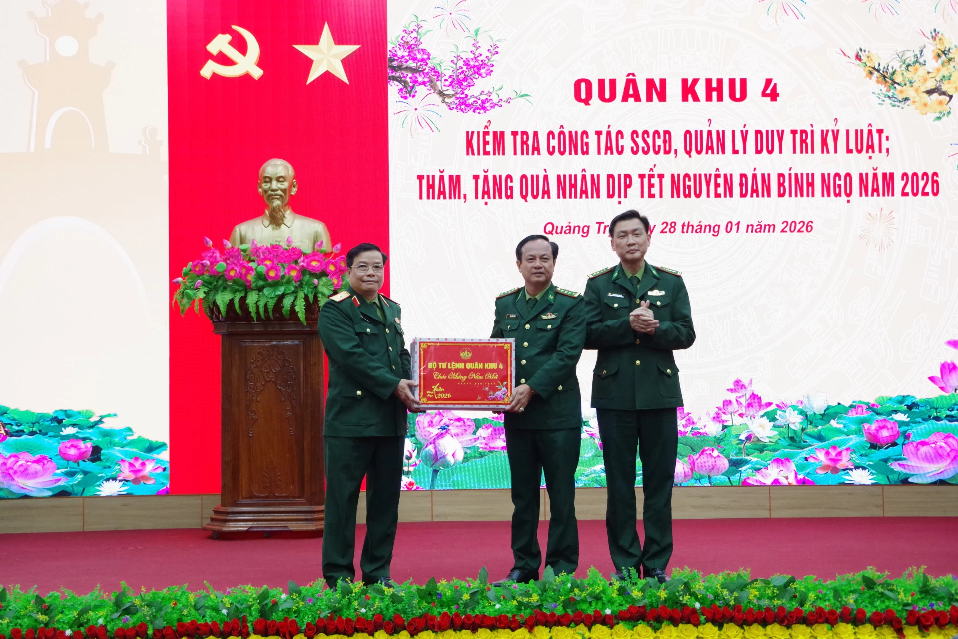 Đoàn công tác Quân khu 4 do đồng chí Thiếu tướng Ngô Nam Cường, Phó Tư lệnh Quân khu làm trưởng đoàn chúc Tết và tặng quà cho Ban Chỉ huy Bộ đội Biên phòng, Bộ CHQS tỉnh.