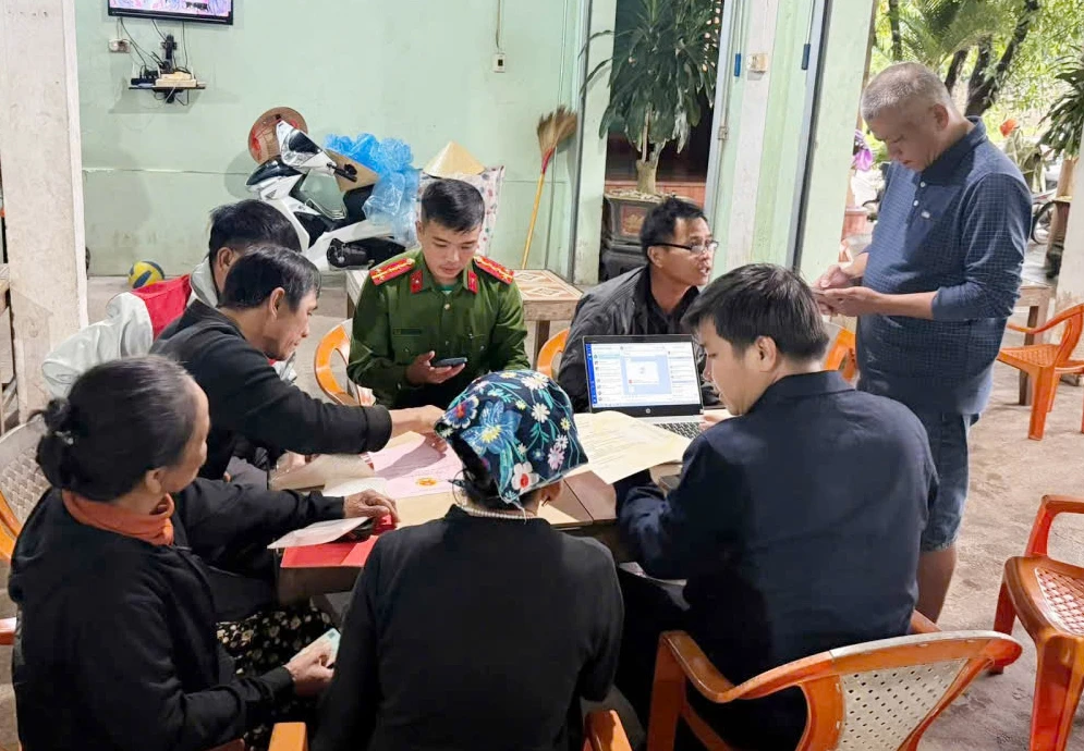 Công an ở cơ sở đóng vai trò nòng cốt, tiên phong trong việc dẫn dắt người dân sử dụng và ứng dụng chuyển đổi số - Ảnh: C.H