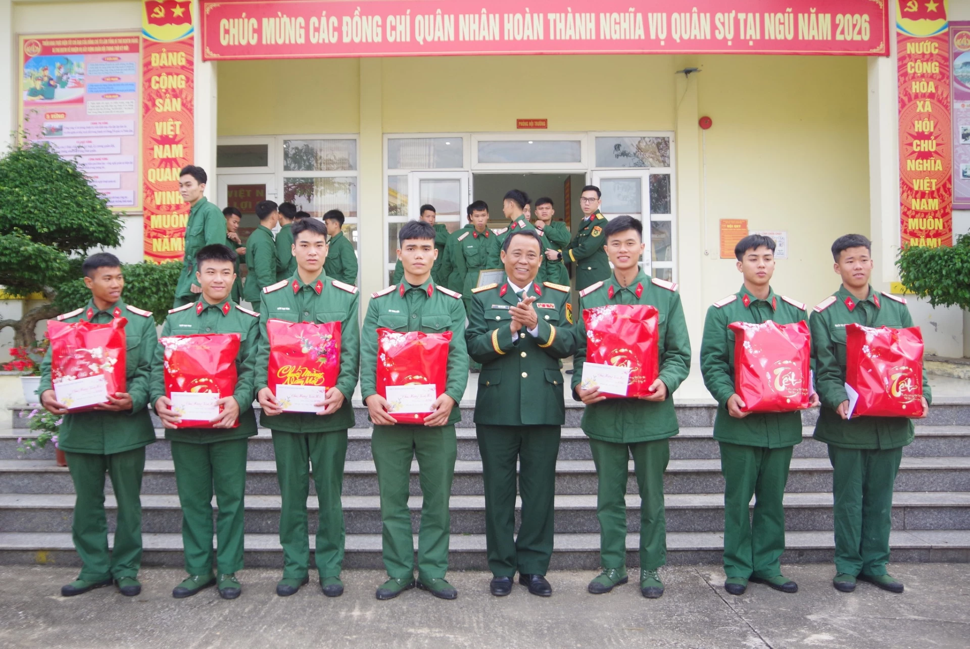 Đại tá Cao Phi Sơn, Phó Chỉ huy trưởng Bộ CHQS tỉnh trao quà cho các quân nhân hoàn thành nghĩa vụ quân sự tại ngũ năm 2026.