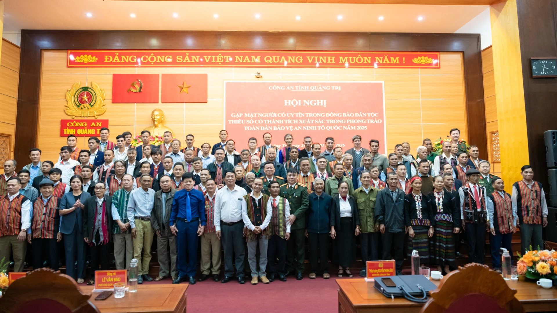 Các đại biểu và người có uy tín trong đồng bào DTTS chụp ảnh lưu niệm tại buổi gặp mặt.