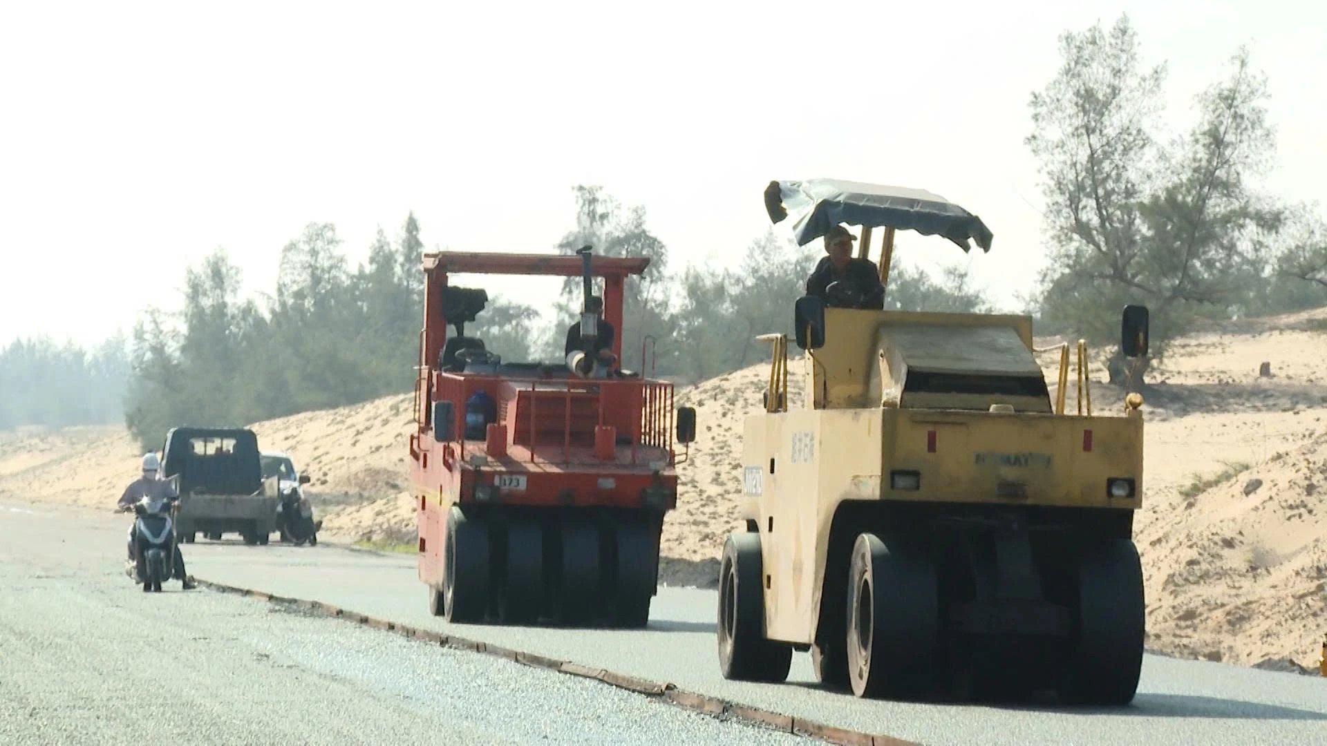 Hàng chục công nhân và máy móc, thiết bị được huy động để thi công nhằm đảo bảo tiến độ - Ảnh: QV