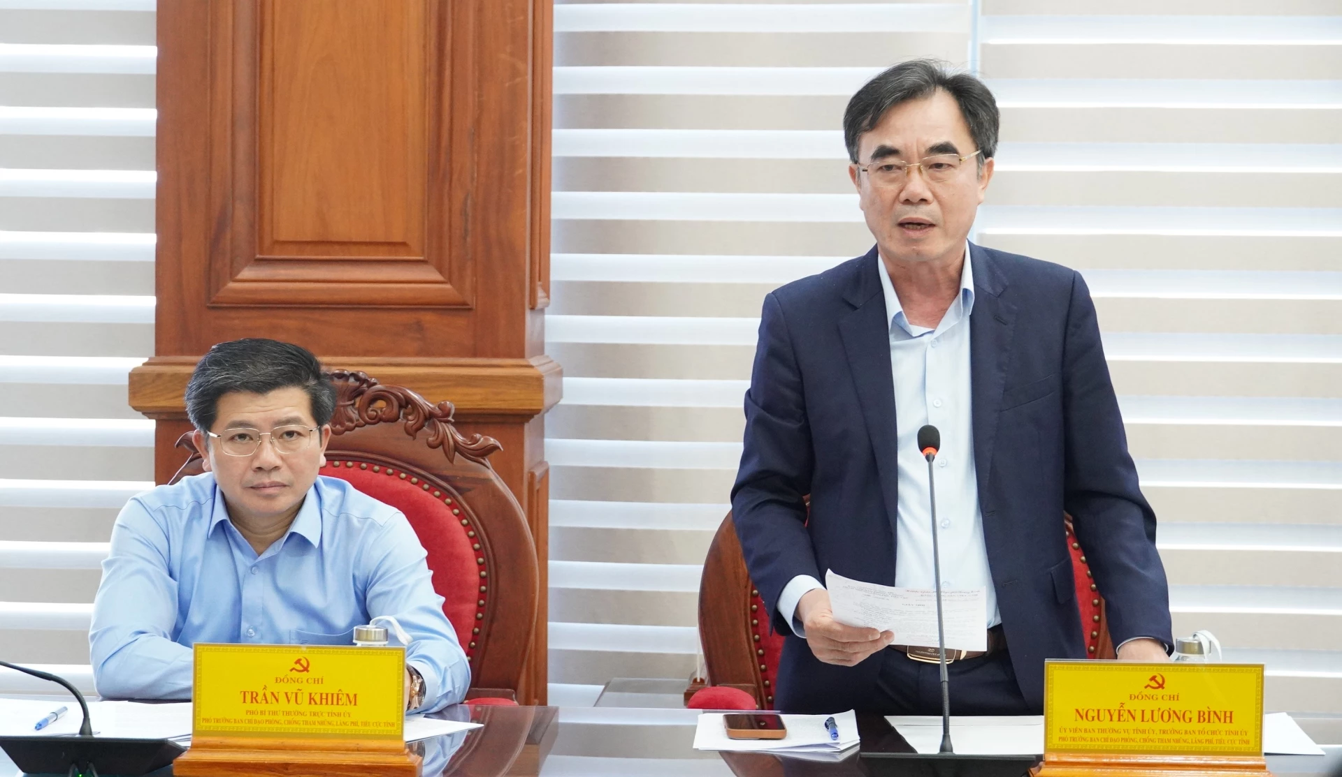 Đồng chí Nguyễn Lương Bình, Ủy viên Thường vụ Tỉnh ủy, Trưởng Ban Tổ chức Tỉnh ủy phát biểu tại phiên họp - Ảnh: QV