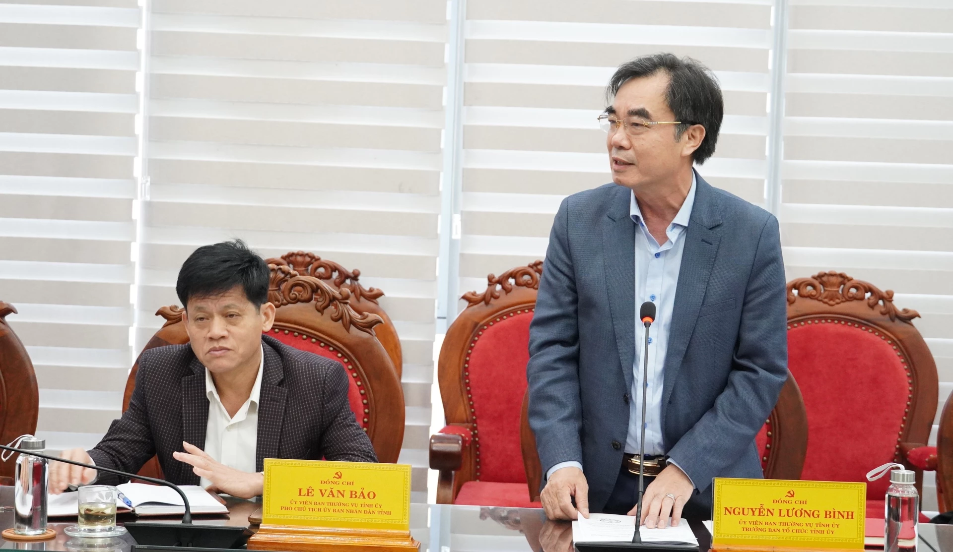 Đồng chí Nguyễn Lương Bình, Trưởng Ban Tổ chức Tỉnh ủy thông báo Quyết định của Ban Bí thư - Ảnh: QV