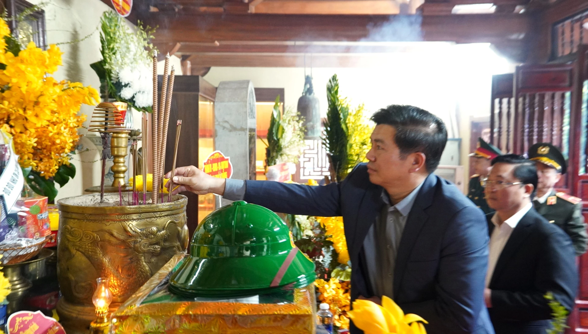 Đồng chí Trần Vũ Khiêm, Phó Bí thư Thường trực Tỉnh ủy Quảng Trị dâng hương tại Di tích Quốc gia đặc biệt hang Tám Cô - Ảnh: QV