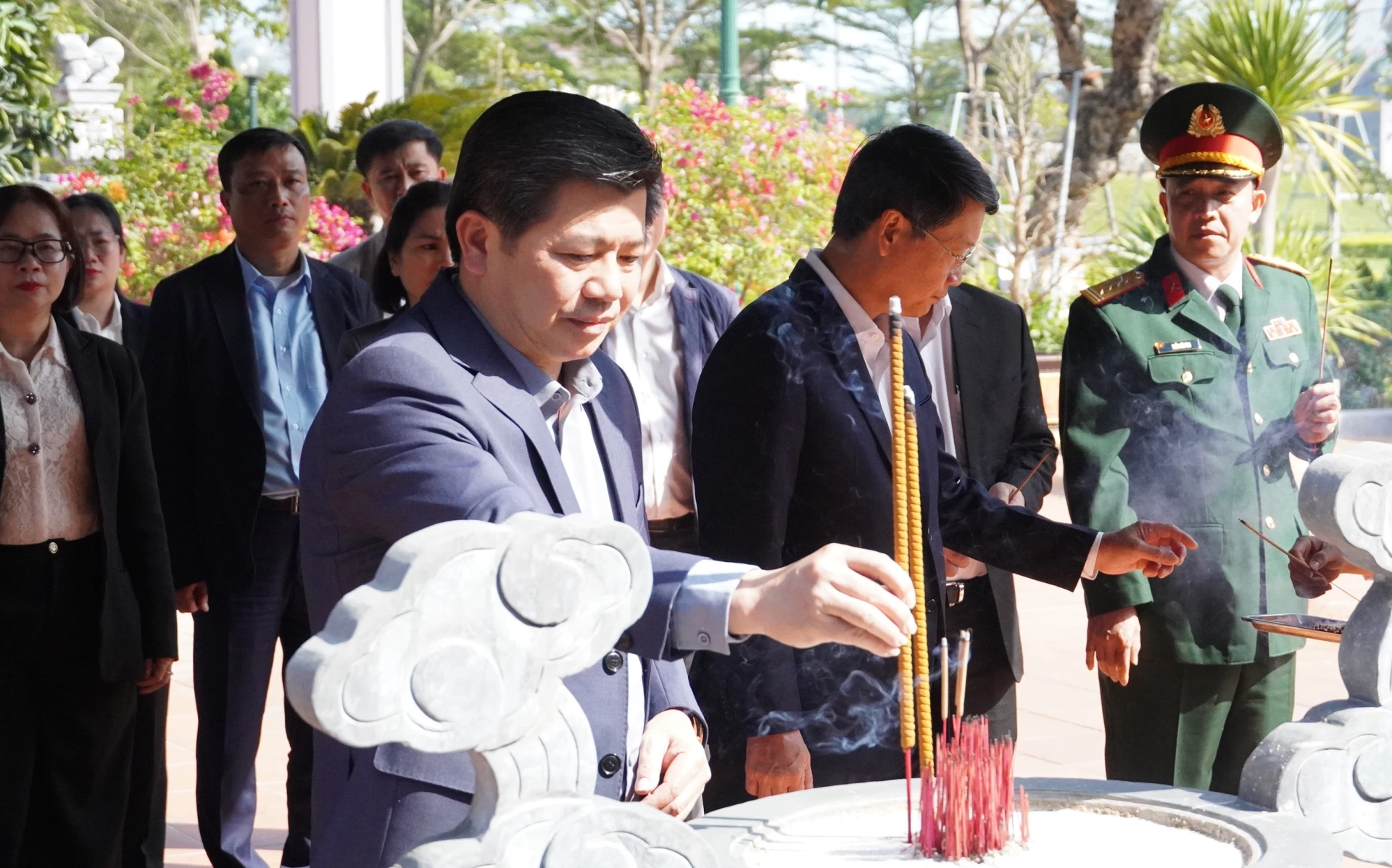 Đồng chí Trần Vũ Khiêm, Phó Bí thư Thường trực Tỉnh ủy Quảng Trị dâng hương tại Đền thờ Bác Hồ và các anh hùng liệt sĩ tỉnh - Ảnh: QV