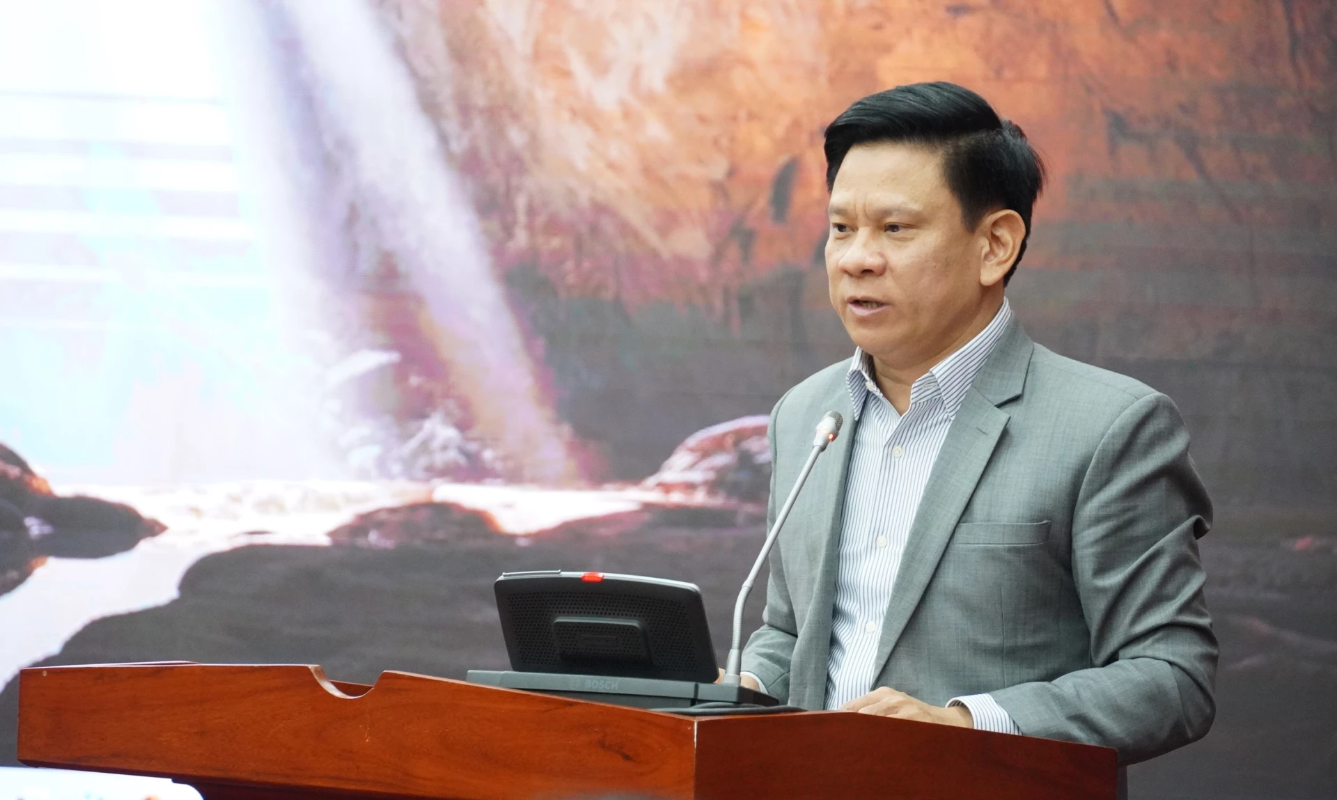 Đồng chí Lê Vĩnh Thế, Phó Chủ tịch HĐND tỉnh, Chánh Văn phòng Tỉnh ủy báo cáo công tác đảm bảo phục vụ Đoàn đại biểu Đảng bộ tỉnh Quảng Trị dự Đại hội XIV của Đảng - Ảnh: QV