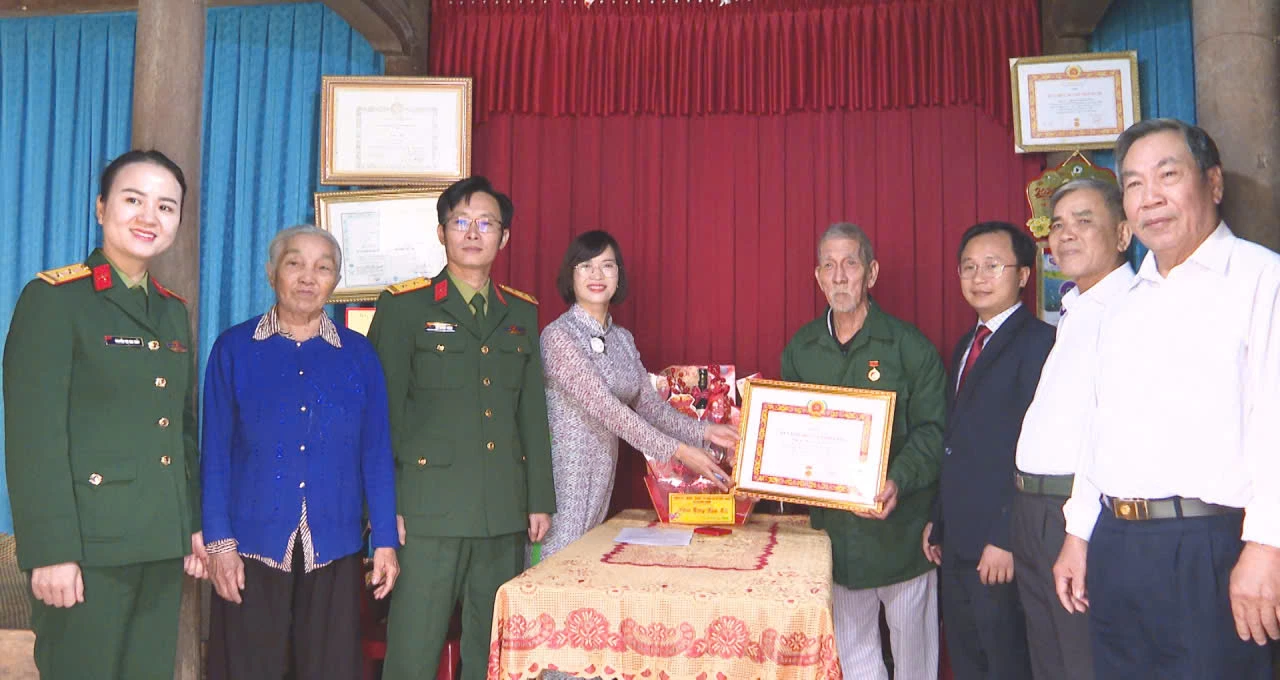 Lãnh đạo xã trao Huy hiệu Đảng tại gia đình các đảng viên cao tuổi-Ảnh: ĐN