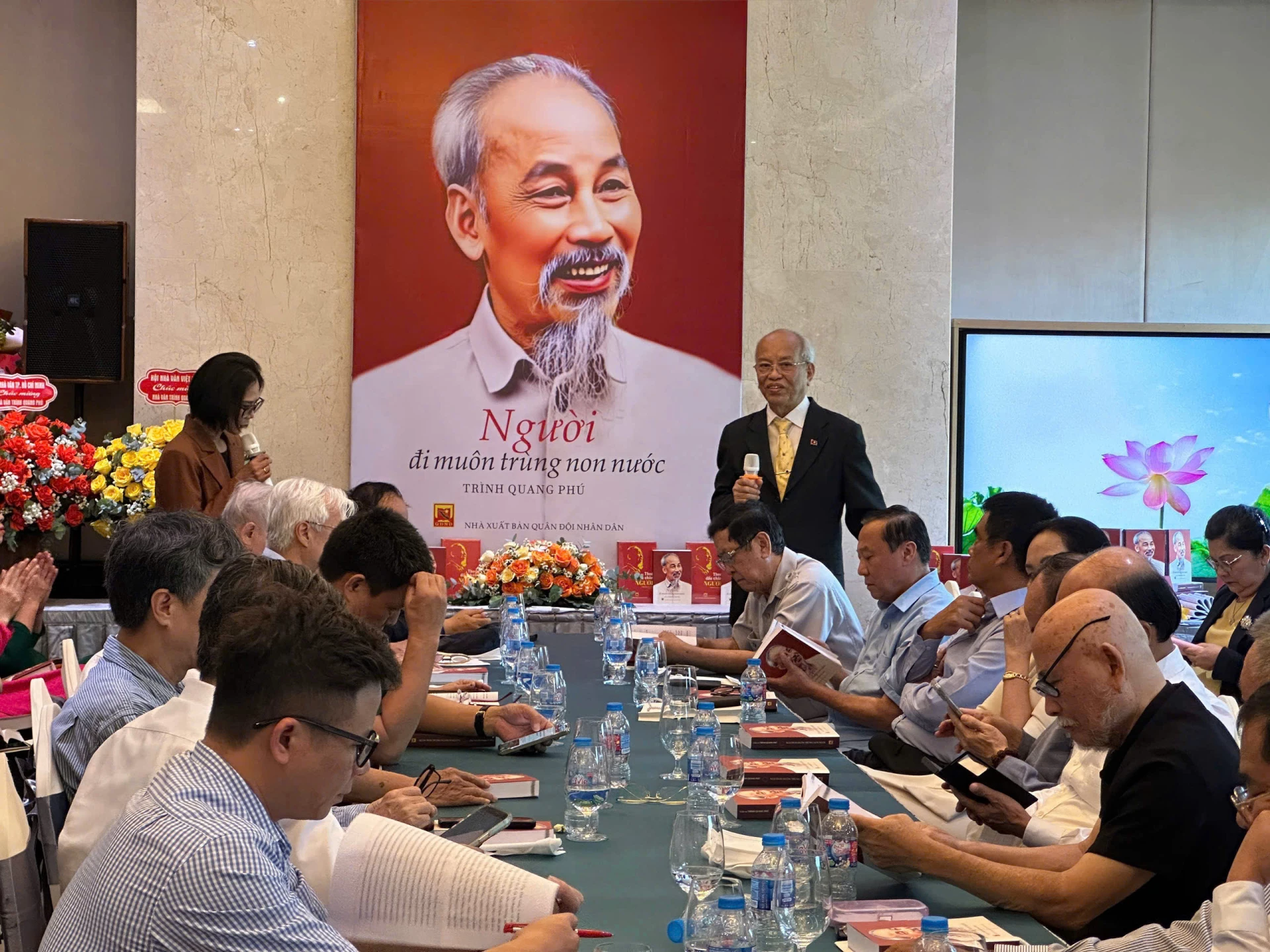 Buổi ra mắt thu hút đông đảo các nhà văn, nhà thơ, nhà khoa học và giới văn nghệ sĩ đến từ nhiều địa phương trên cả nước. Ảnh: Thanh Sơn